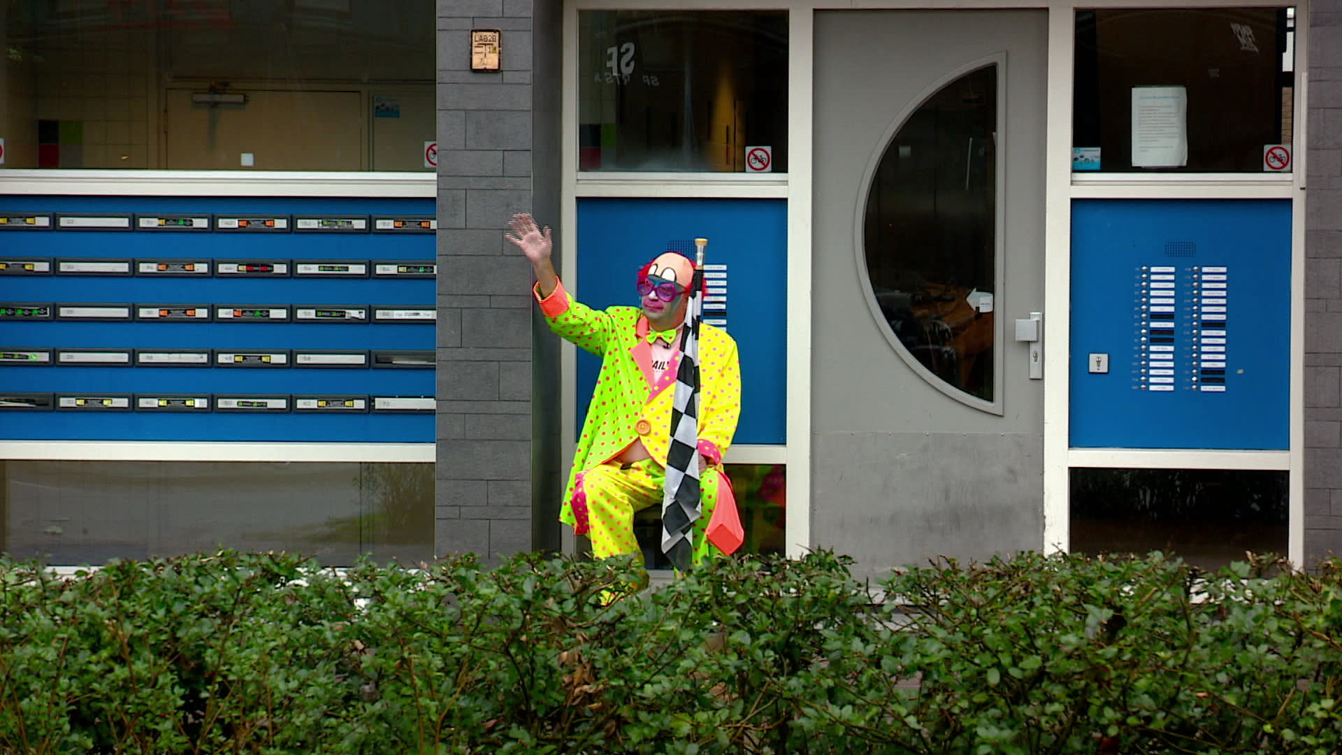 Fred zit als clown voor eigen flat om aandacht te vragen voor achterstallig onderhoud