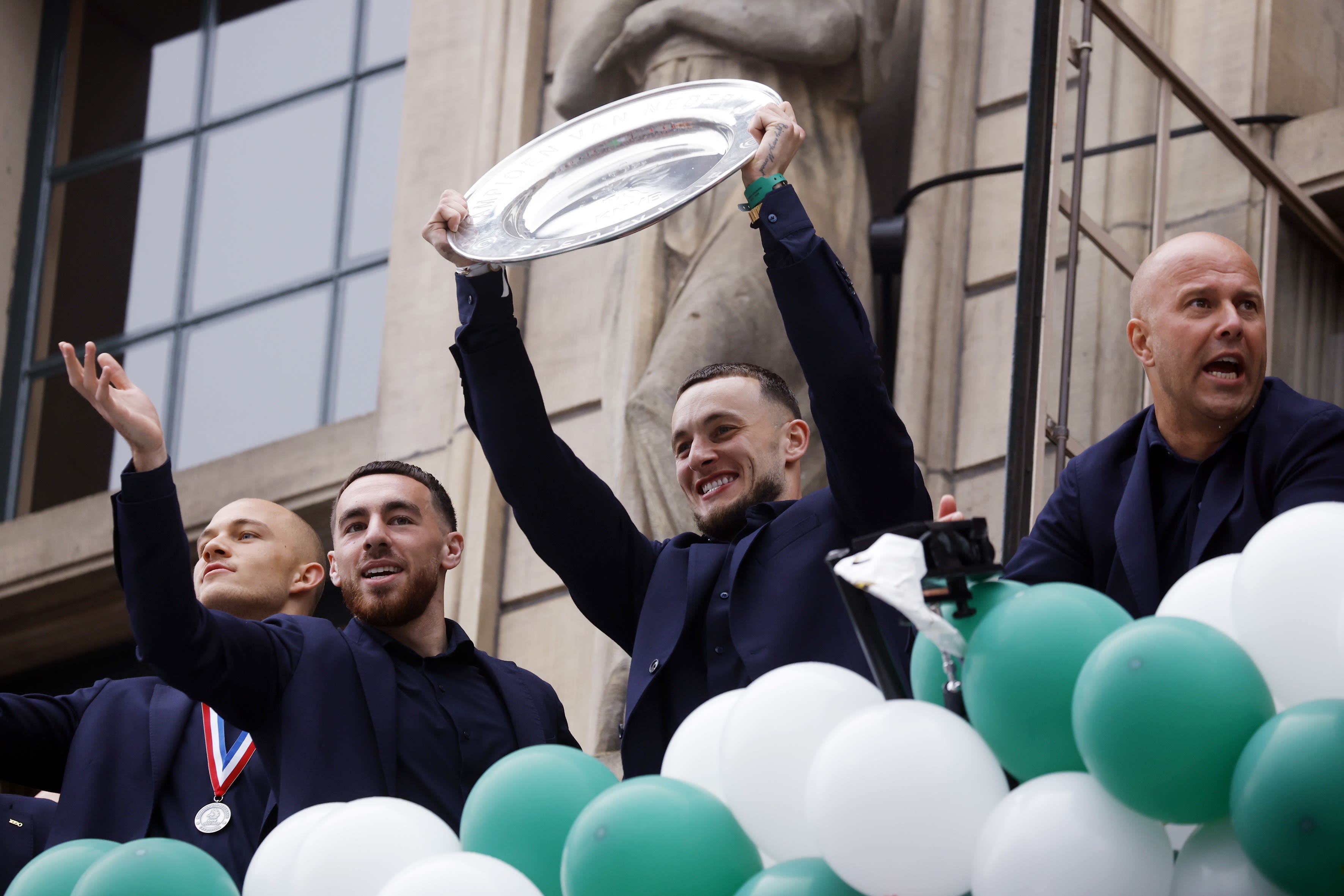 Feest in Rotterdam: Feyenoord gehuldigd door tienduizenden supporters