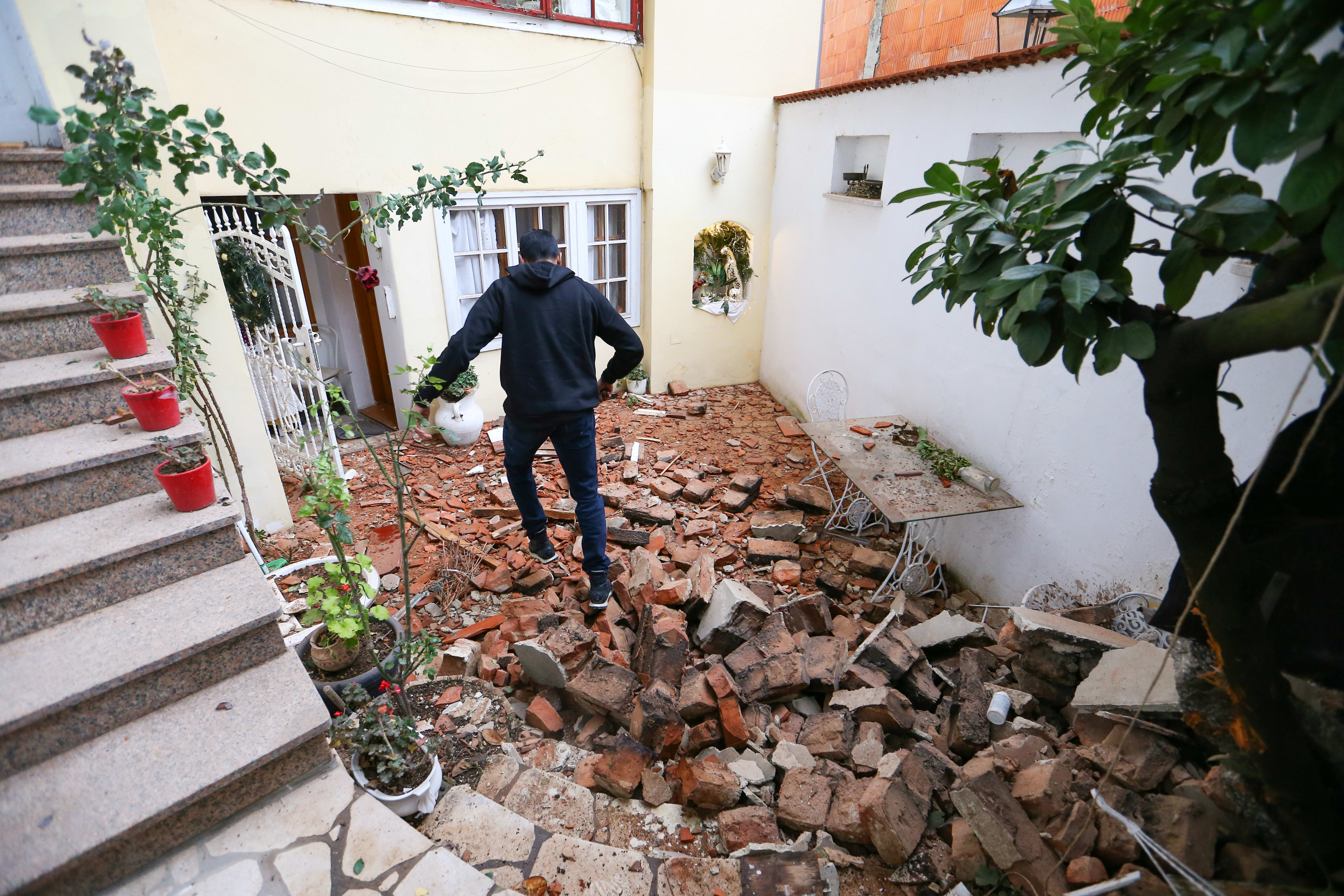 Veel schade na zware aardbeving in Kroatië, vooralsnog geen Nederlanders vast