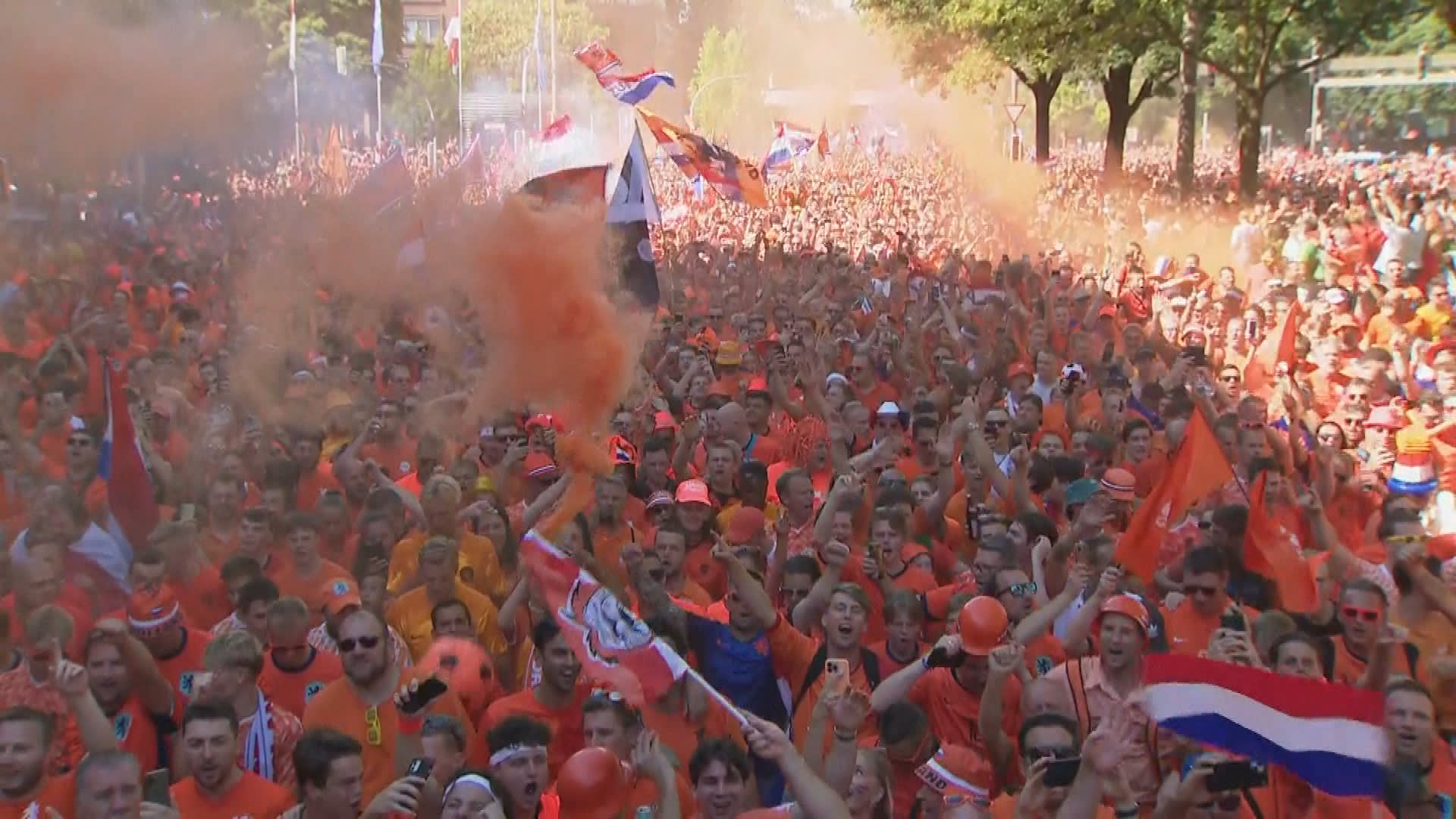 Oranjemars gaat van links naar rechts in Dortmund