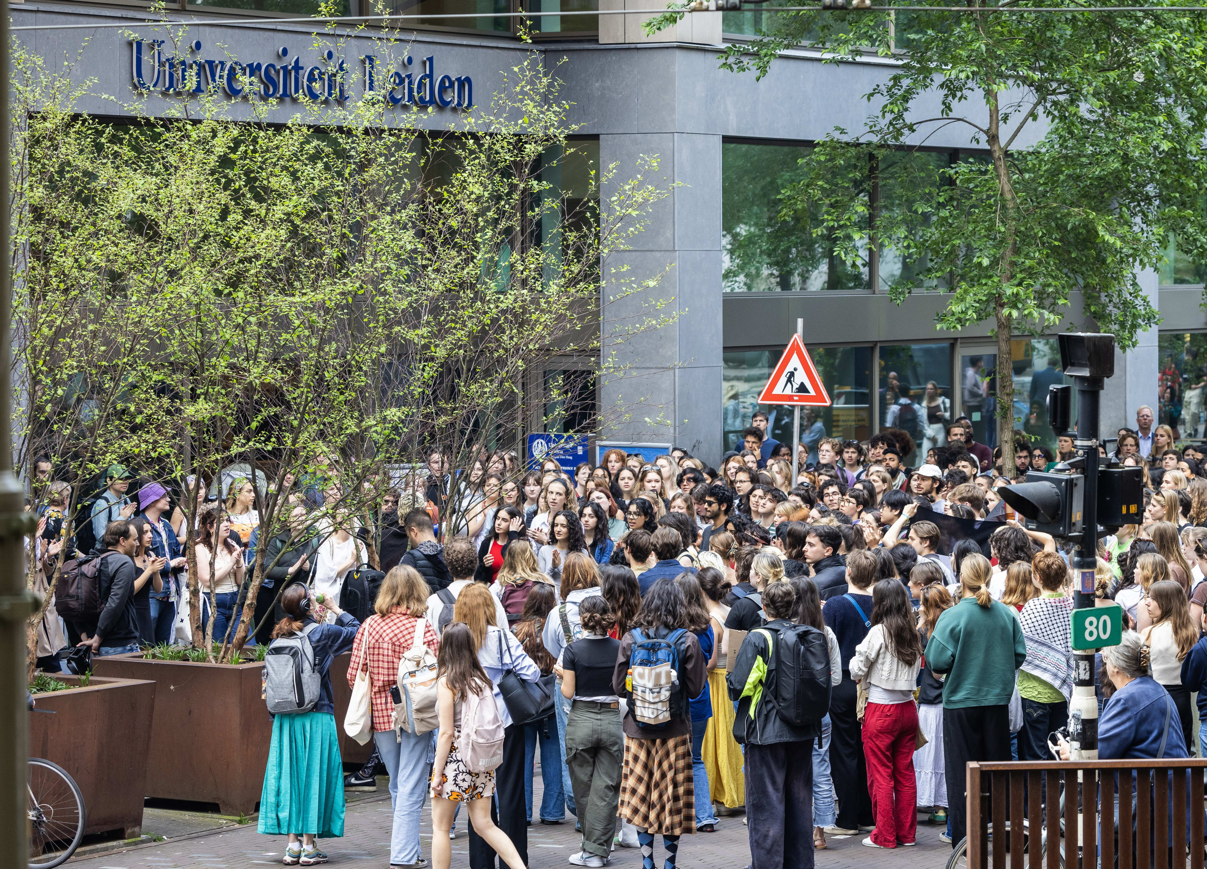 Betogers bezetten Universiteit Leiden, tientallen demonstranten in het pand