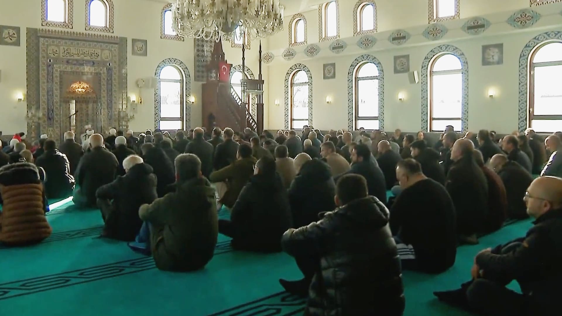 Honderden mensen wonen vrijdaggebed bij in moskeeën na Turkse aardbevingen