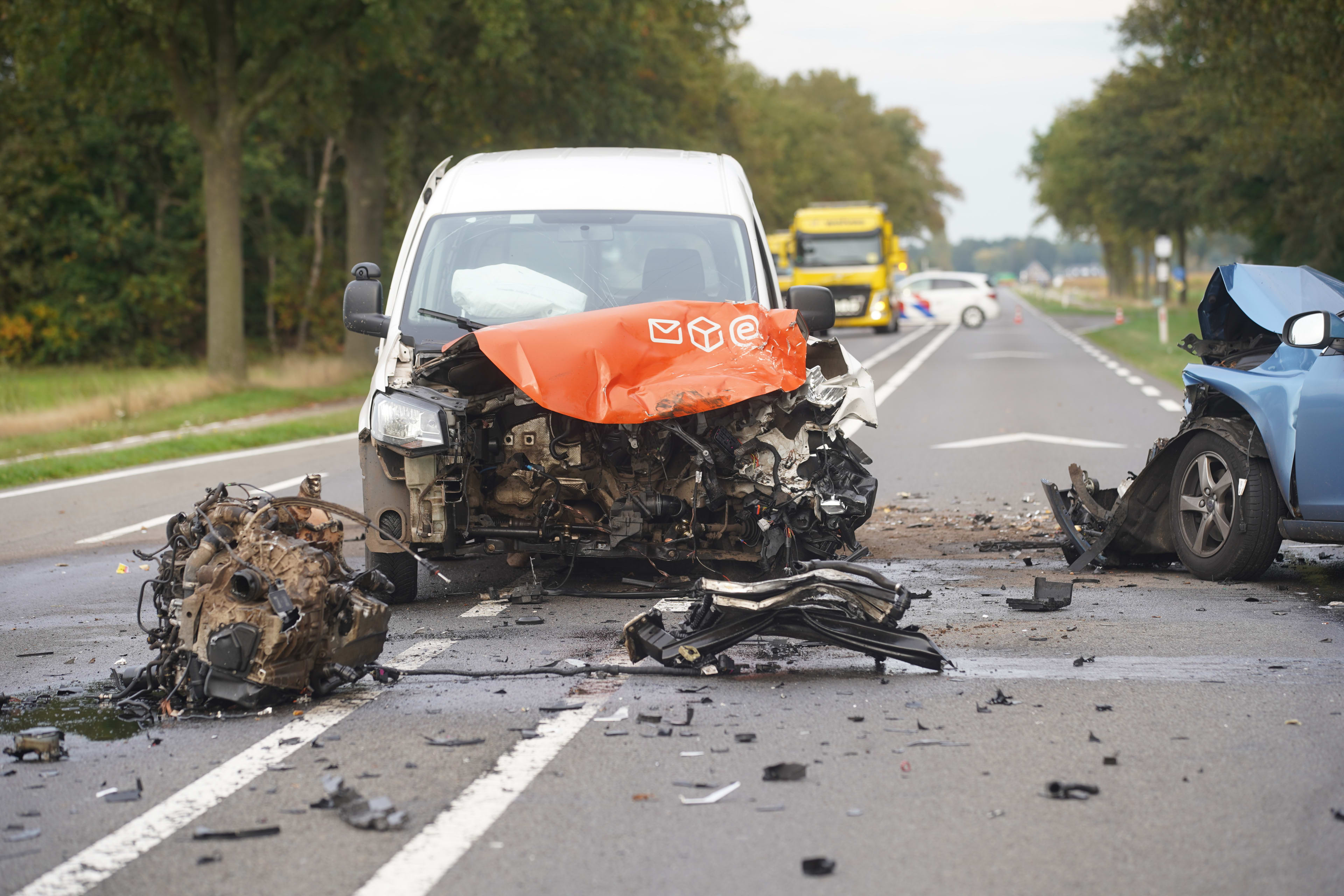 PostNL-busje krijgt harde klappen van achter én van voren: motorblok weggeslagen