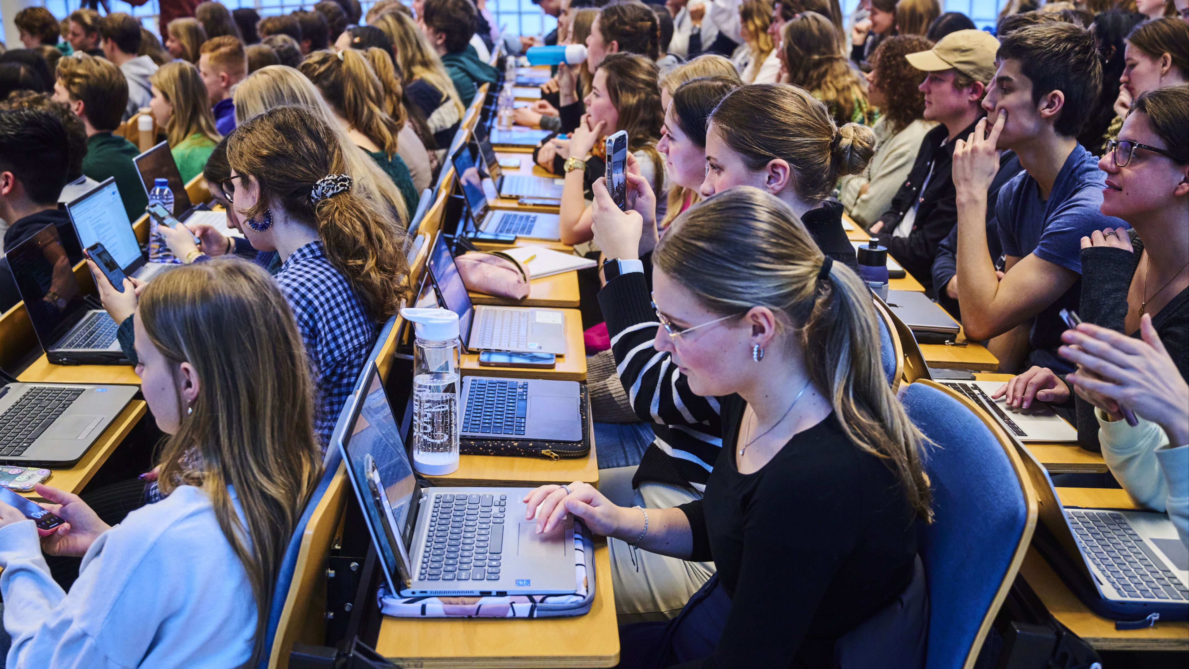 Meer studenten dan verwacht vragen heringevoerde basisbeurs aan