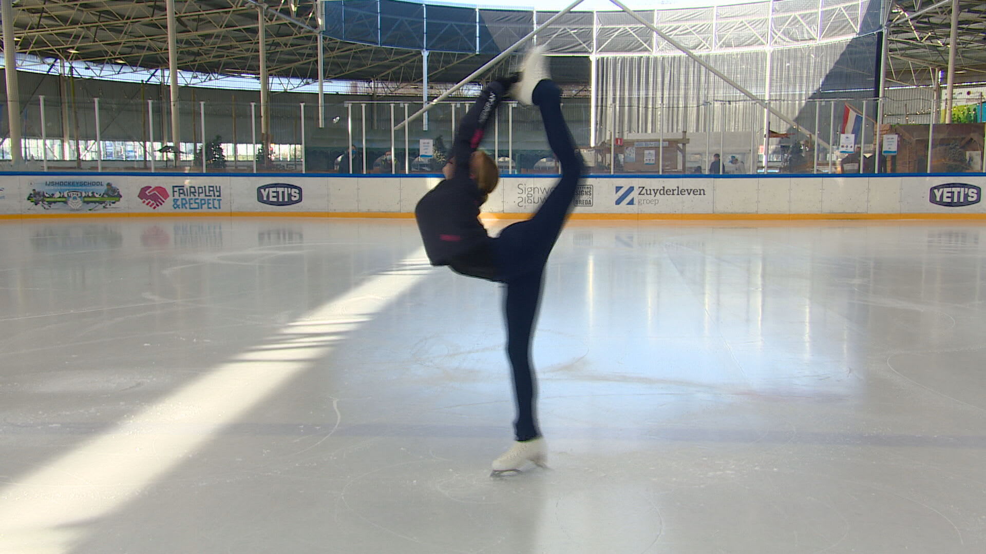 Toptalent Lindsay (16) schaatst eerste WK-finale: 'Ik heb er vooral heel veel zin in'