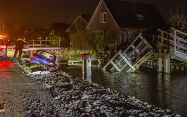 Alcomobilist rijdt brug in drieën in Vinkeveen en komt in water terecht