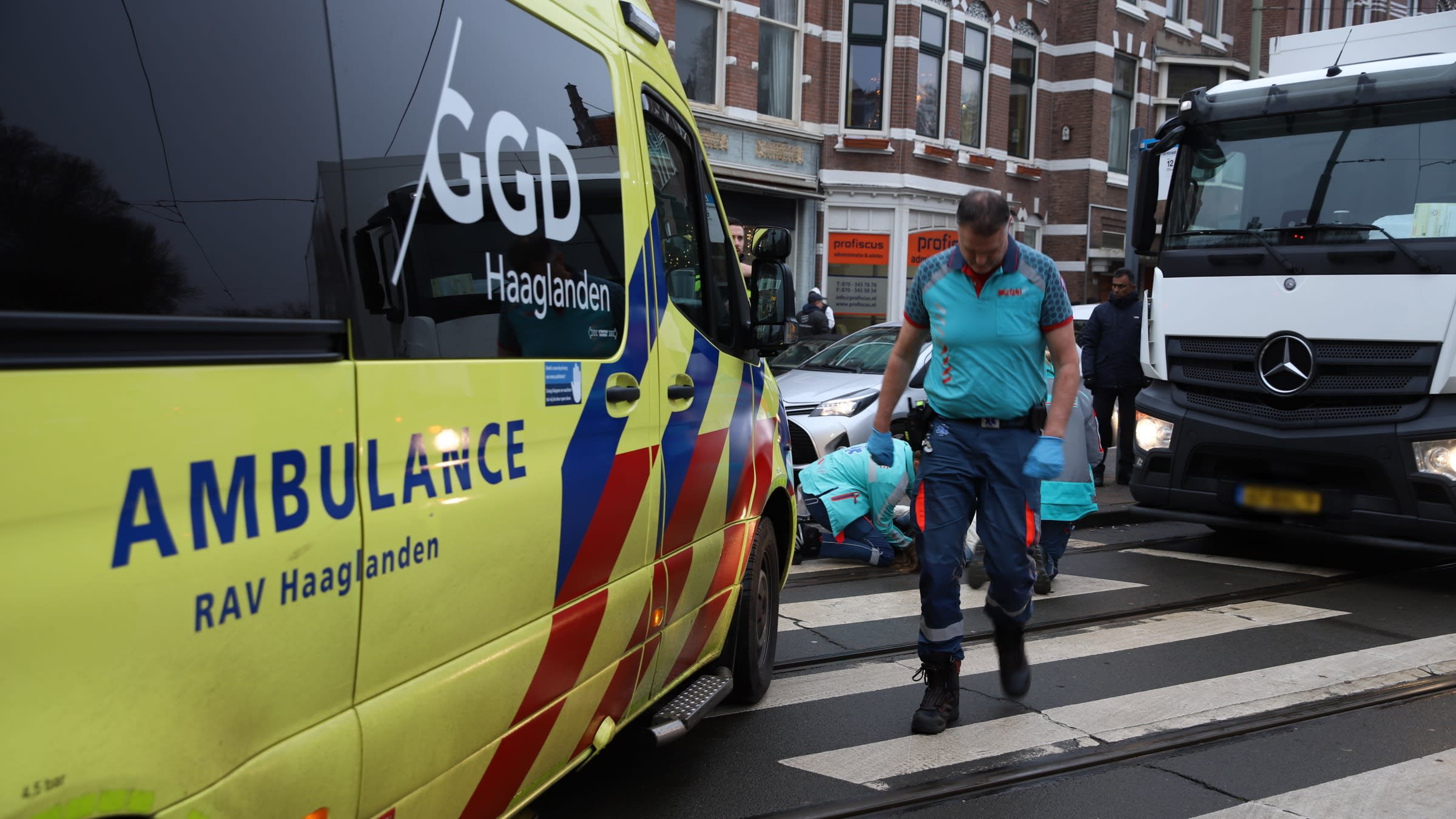 Voetganger aangereden op zebrapad door vrachtwagen in Den Haag