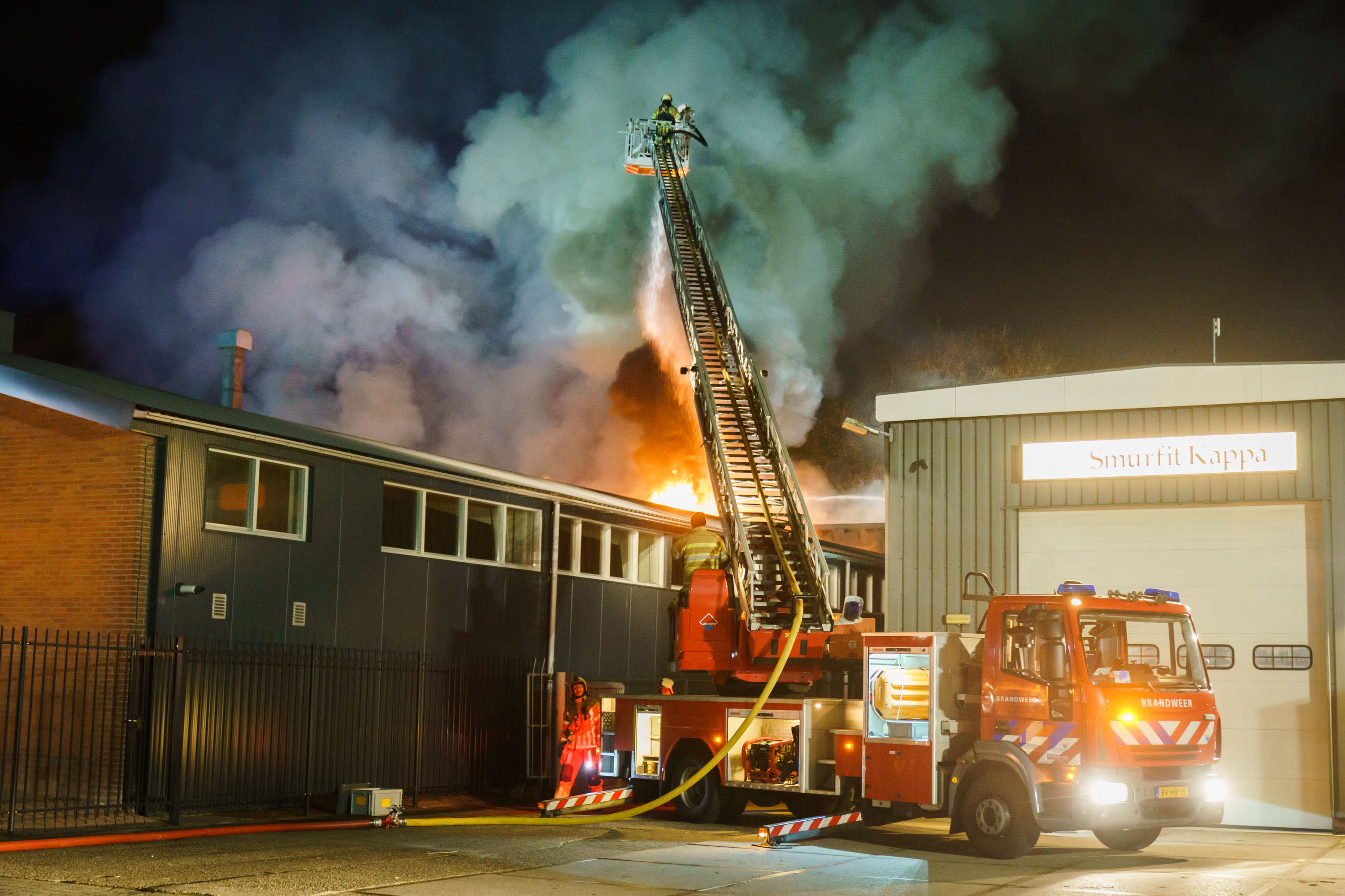 Autobedrijf in Soest volledig verwoest door brand