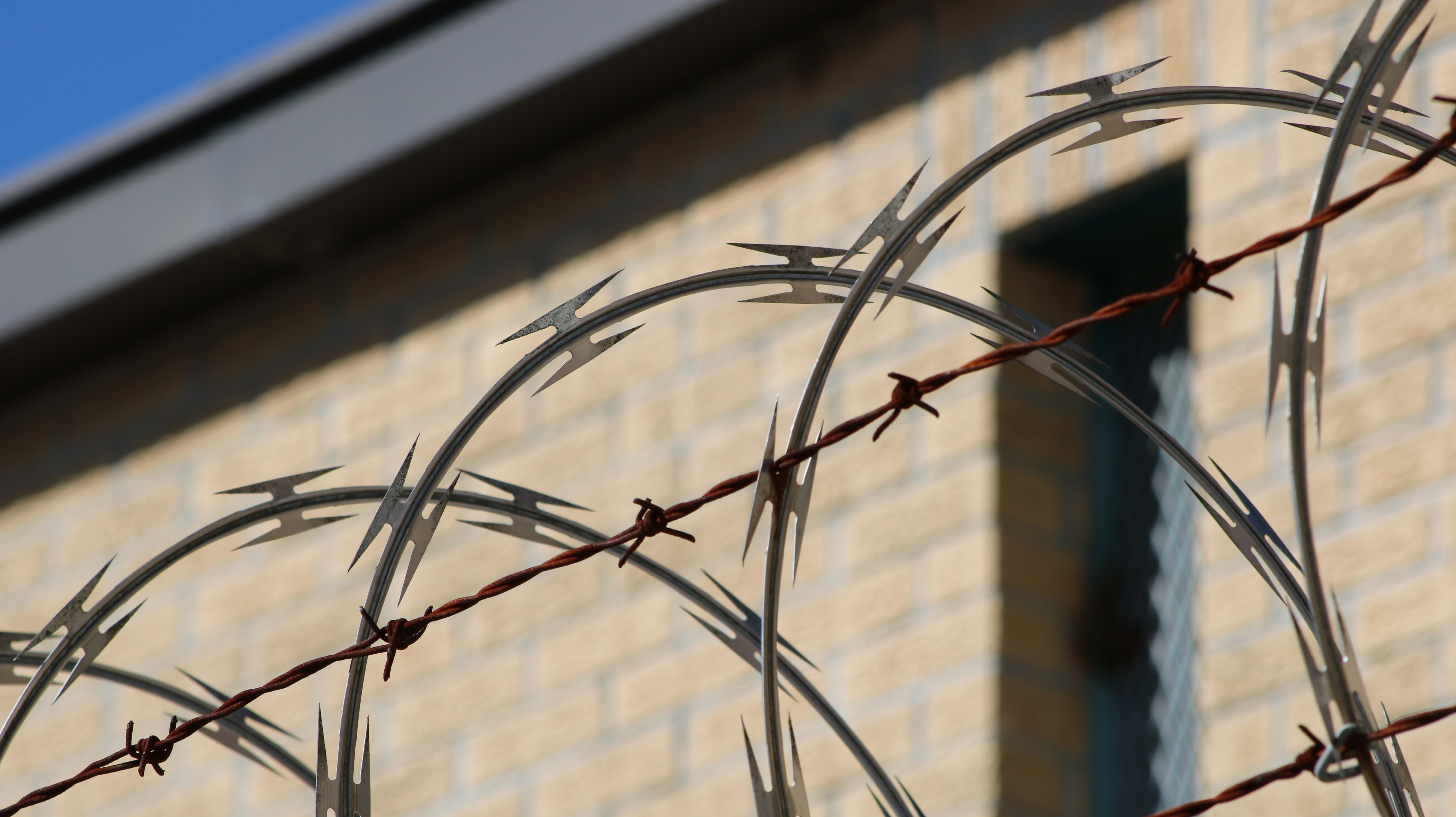 Bijzondere ontsnappingspoging: gevangene probeert via kliko te vluchten