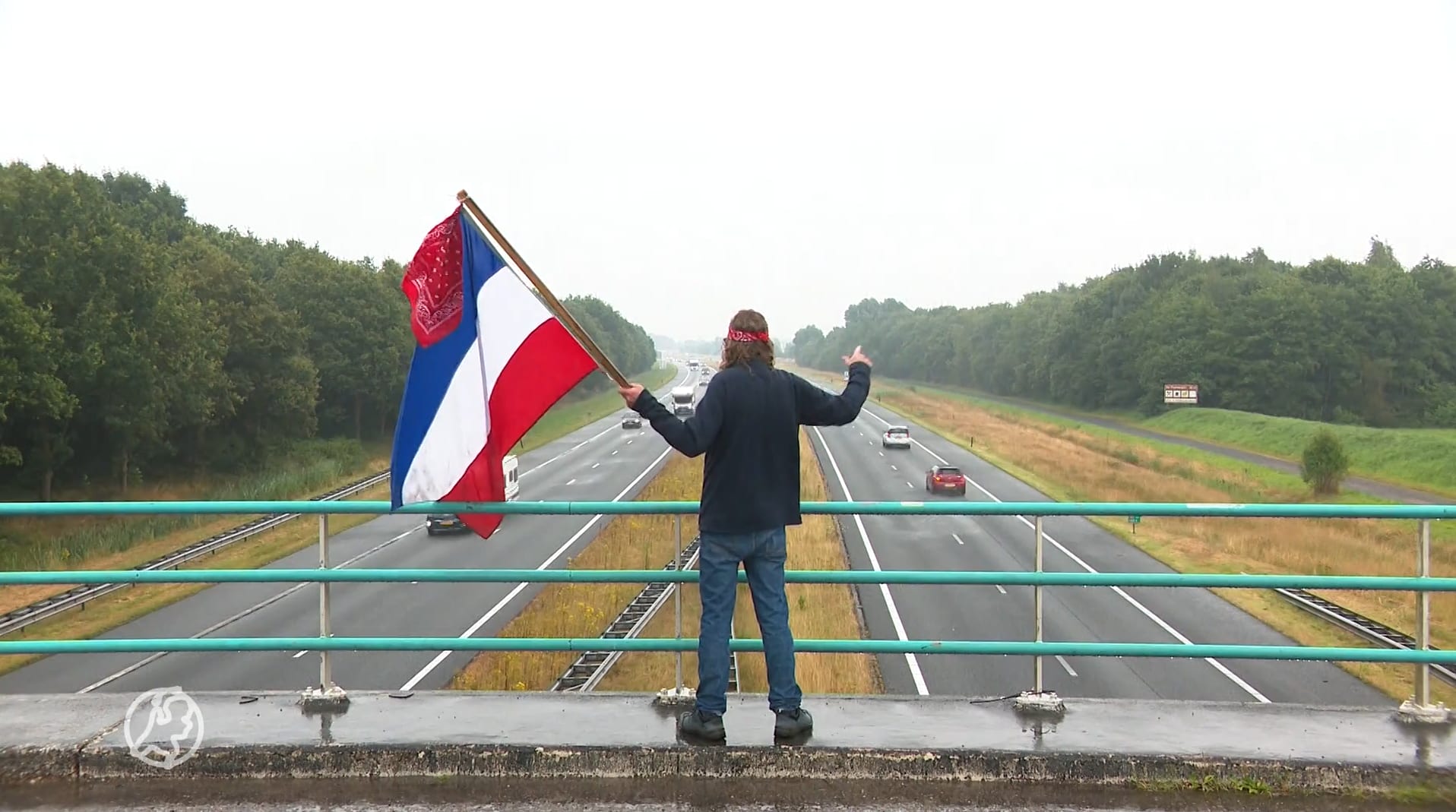 Kees staat elke dag met vlag en wimpel op viaduct voor de boeren: 'Ik krijg zoveel support!'