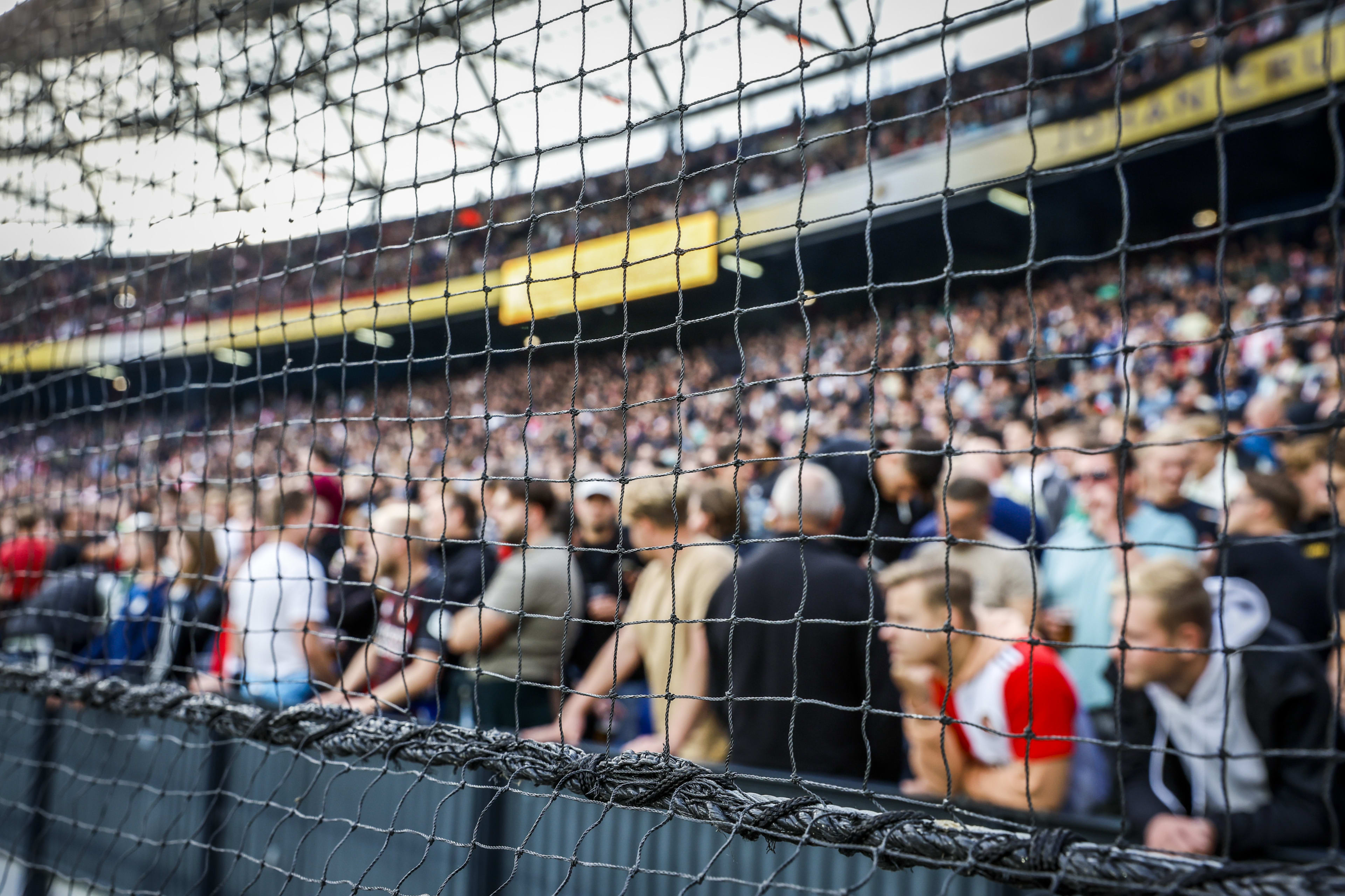 Feyenoord gaat aangifte doen tegen rellende PSV-supporters in De Kuip