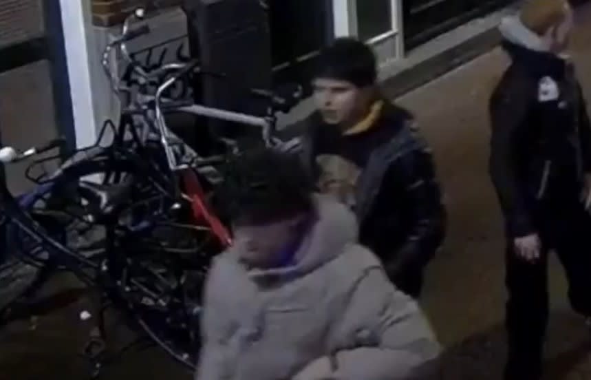 Politie toont beelden daders zware mishandeling Amsterdam