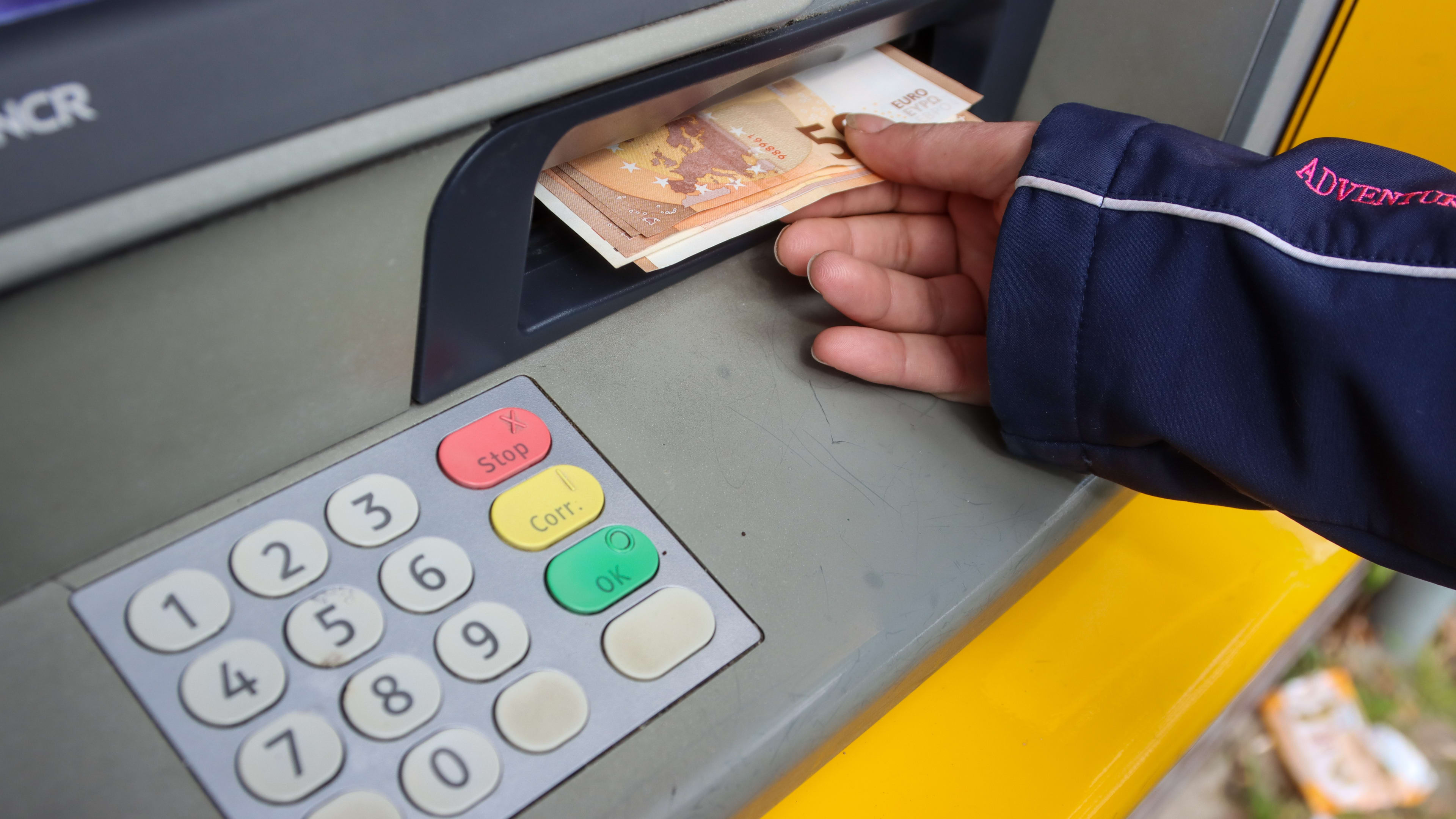 Politie waarschuwt voor 'cashtrap' bij pinnen: 'Je geld blijft achter in automaat'