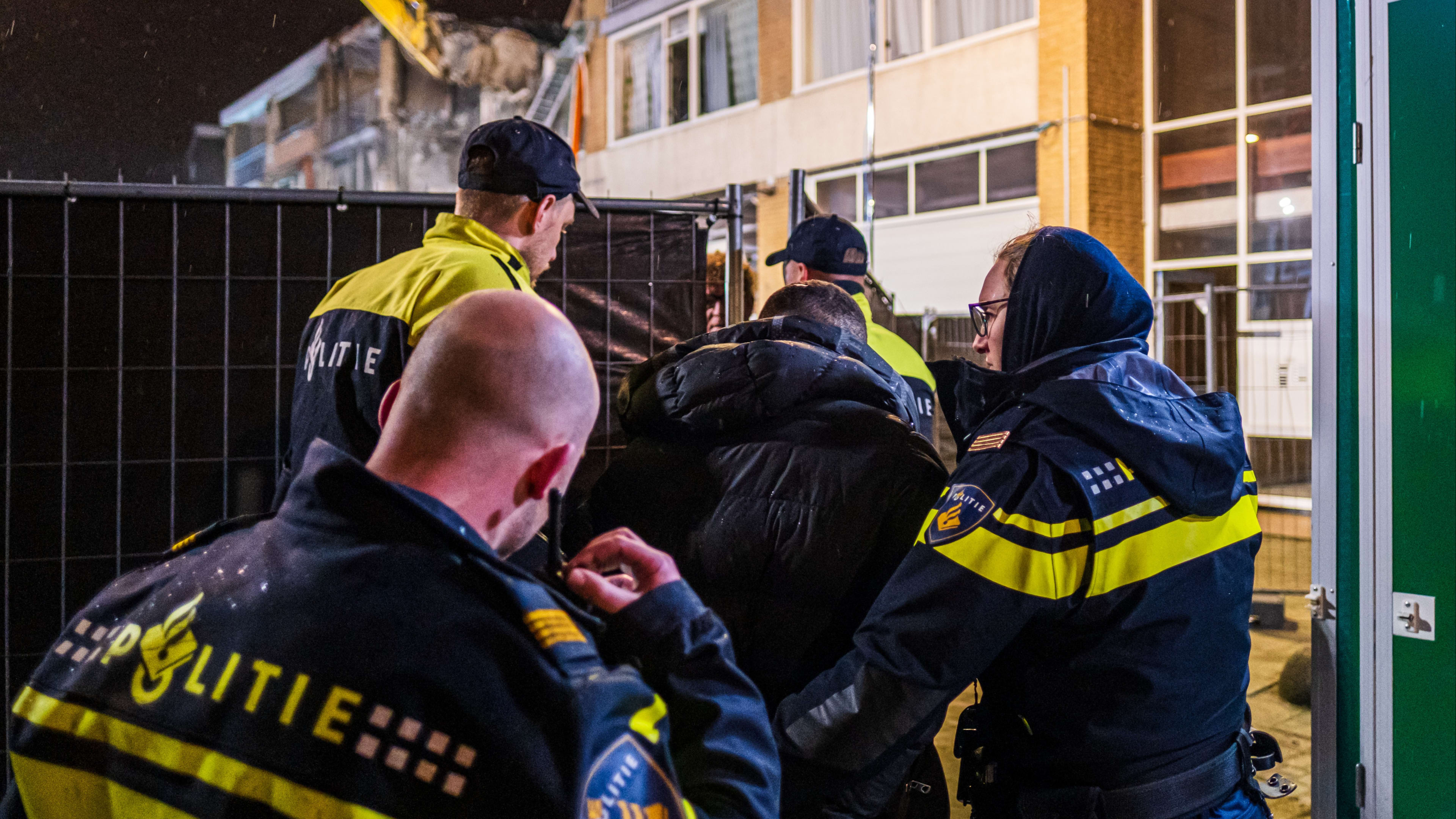 Twee aanhoudingen tijdens onrustige nacht op plek explosie Rotterdam