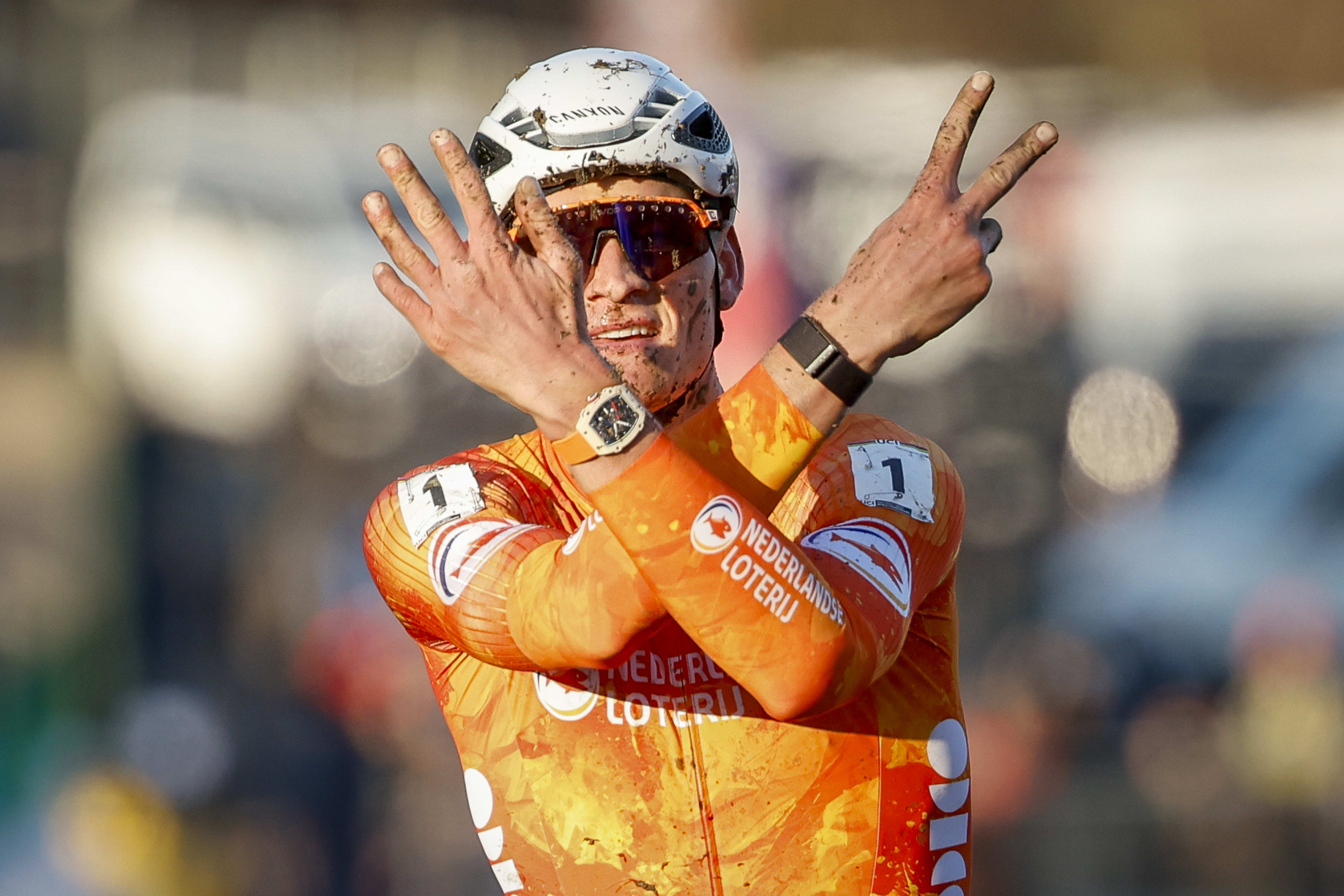 Mathieu van der Poel evenaart record met zevende wereldtitel veldrijden