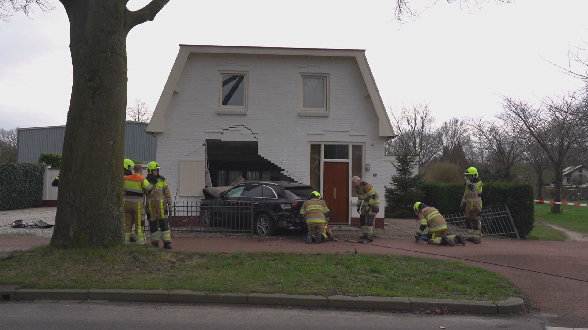 Automobilist rijdt woning binnen in Wijchen, bijna hele gevel verwoest