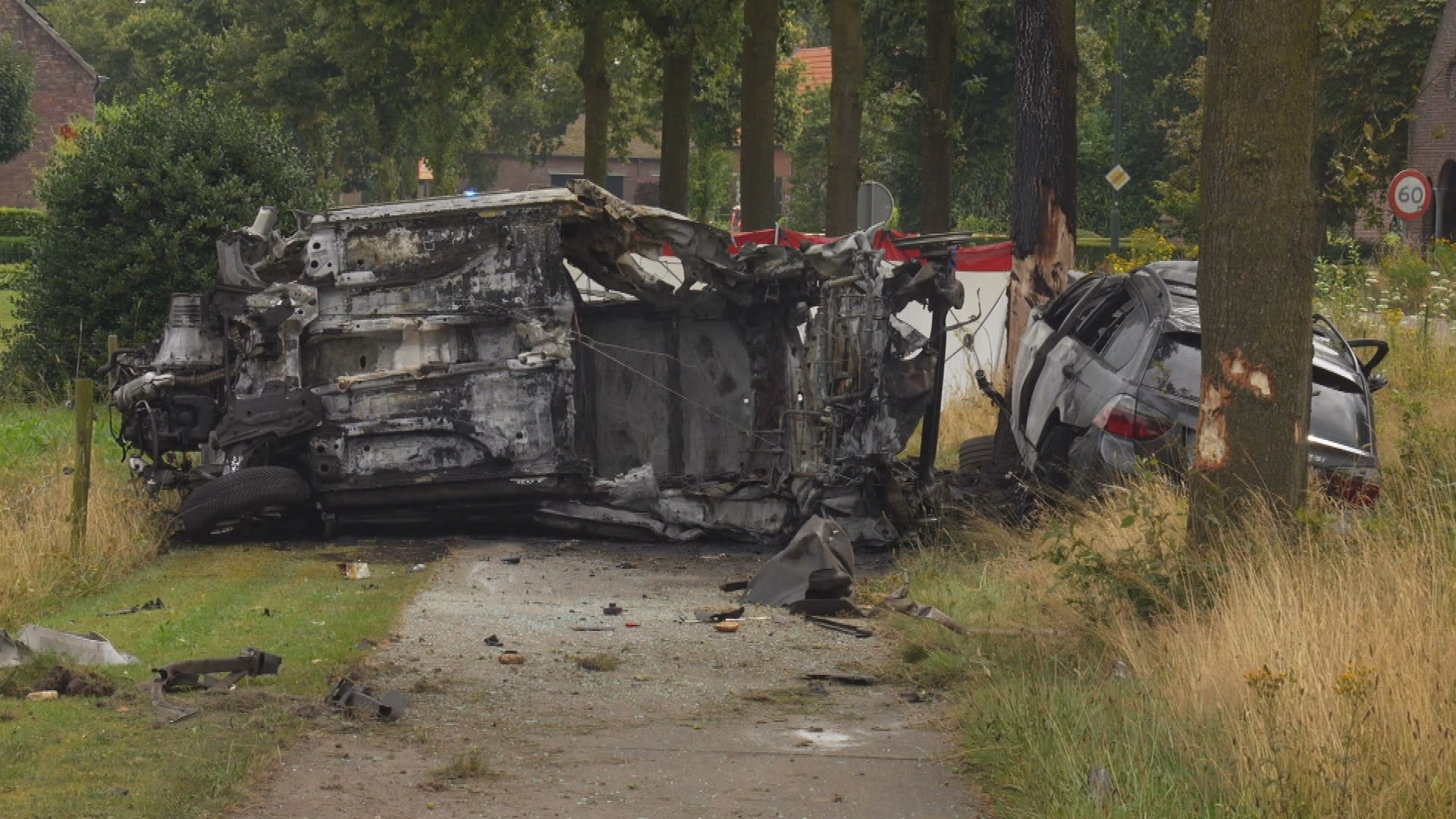 Dode en zwaargewonde bij heftig auto-ongeluk in Milheeze, auto's vliegen in brand