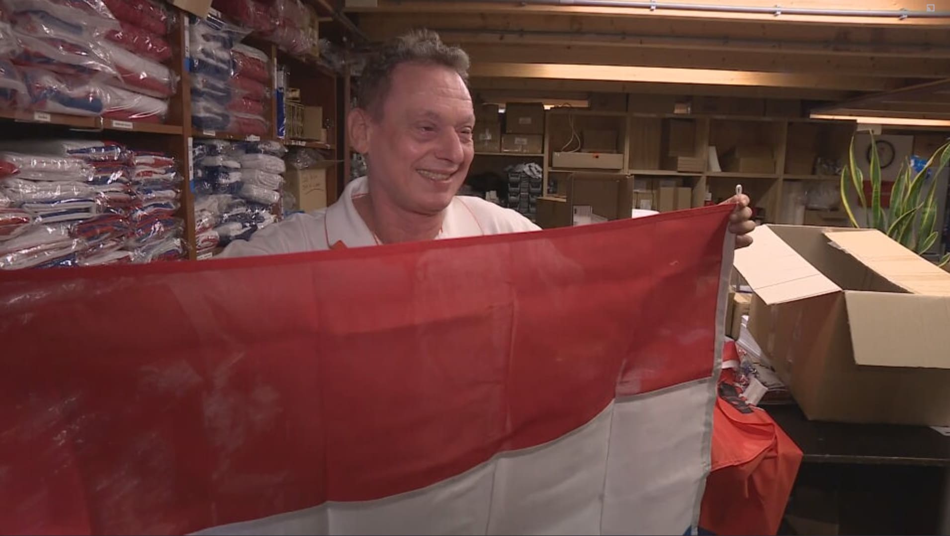 Vlaggenverkoper Marco boert goed door protest met omgekeerde vlaggen