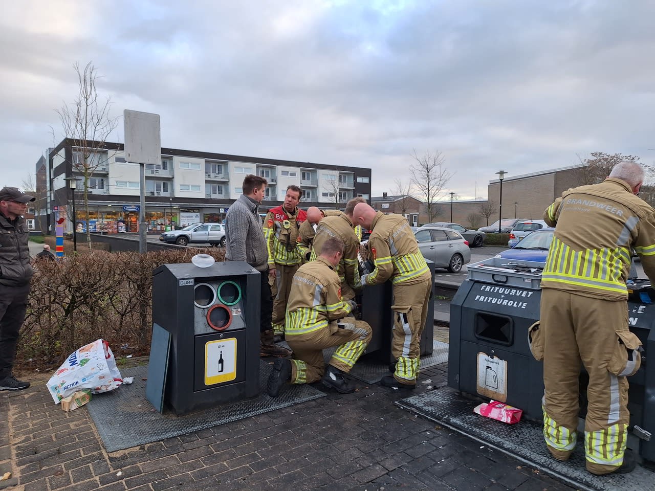 Man zit nacht vast in ondergrondse kledingcontainer in Venlo