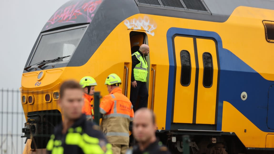 Trein bij Delft stilgezet en ontruimd na brandmelding