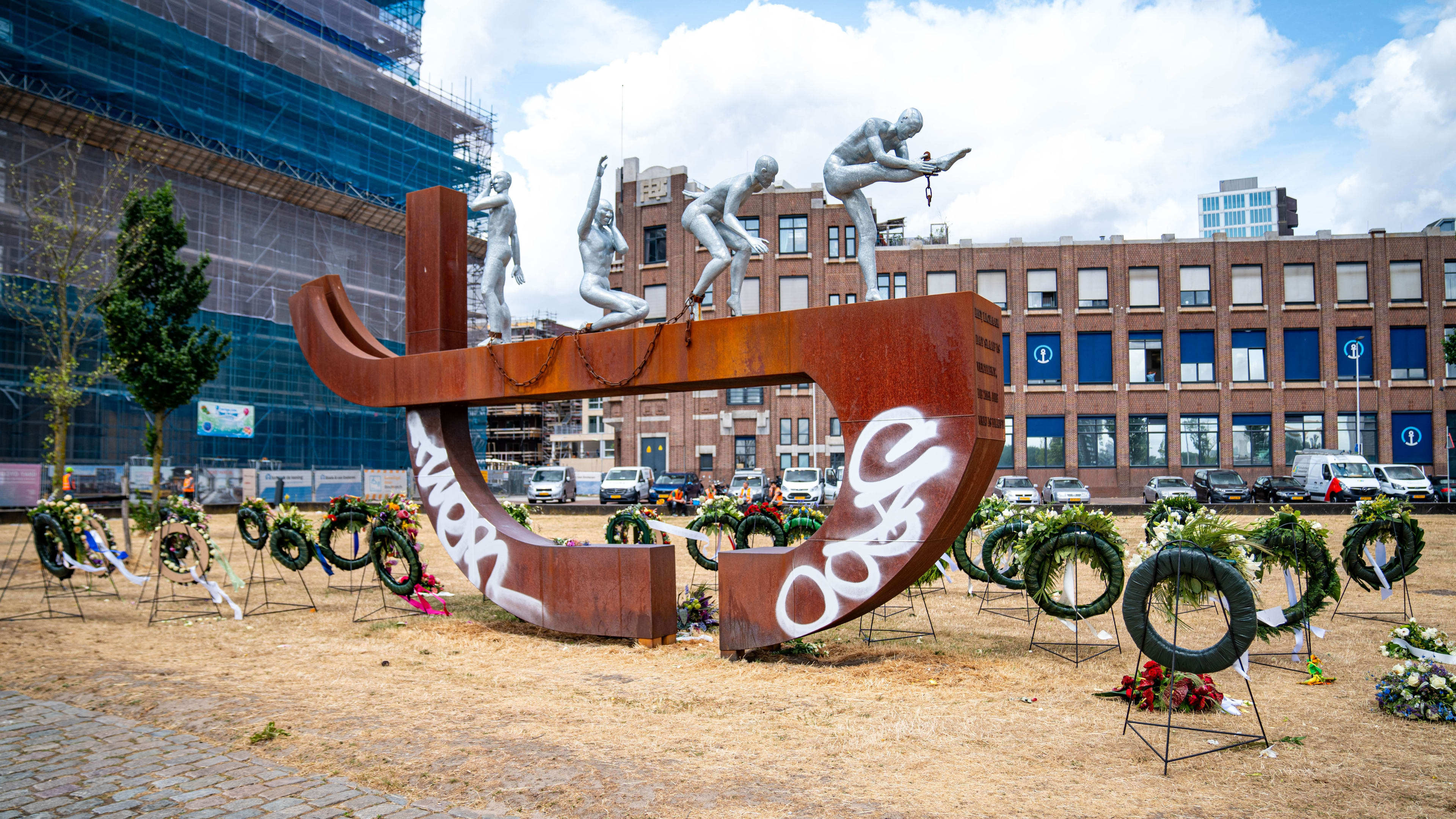 Slavernijmonument in Rotterdam beklad, gemeente neemt maatregelen