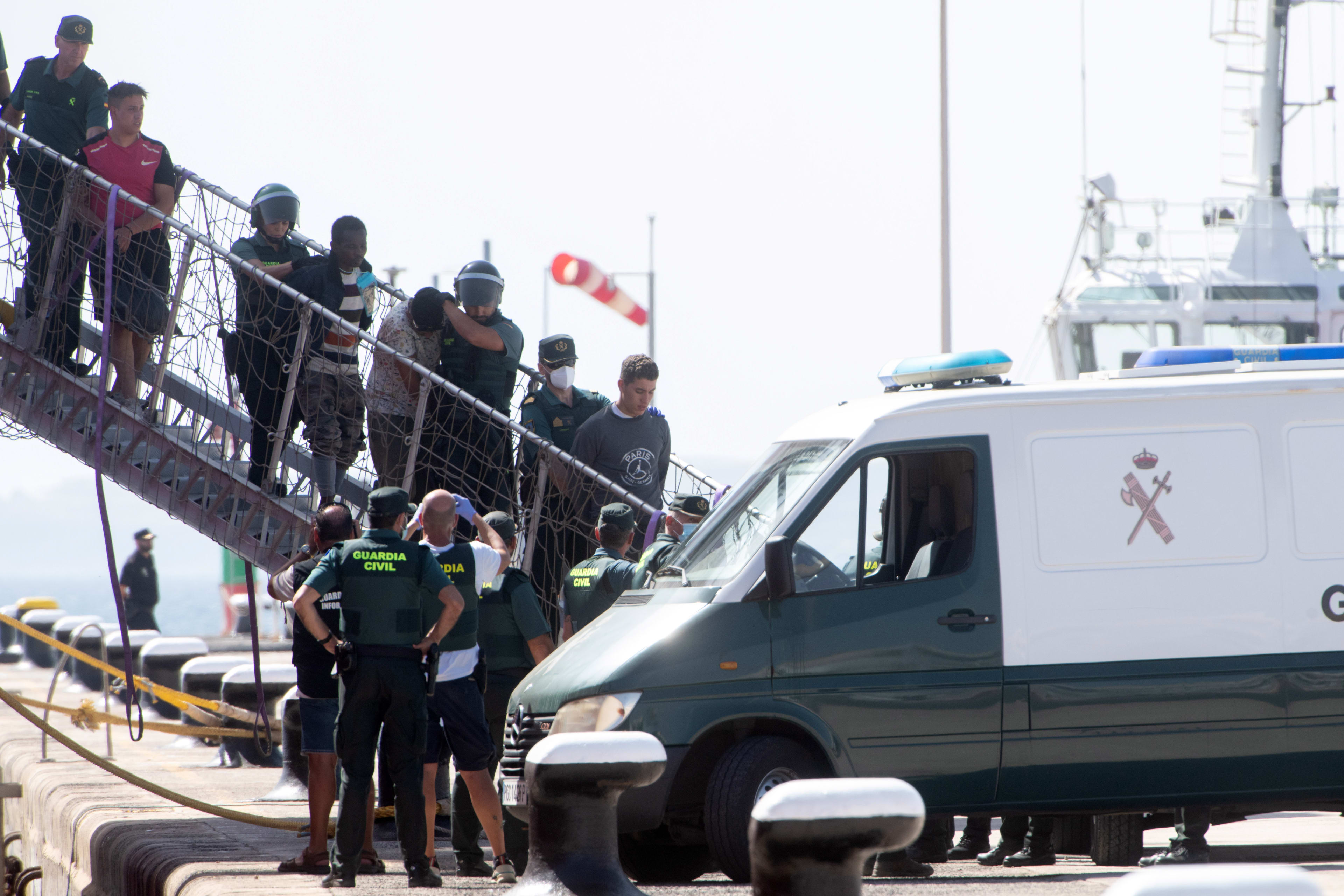Migranten proberen Nederlands schip te kapen dat hen net heeft gered