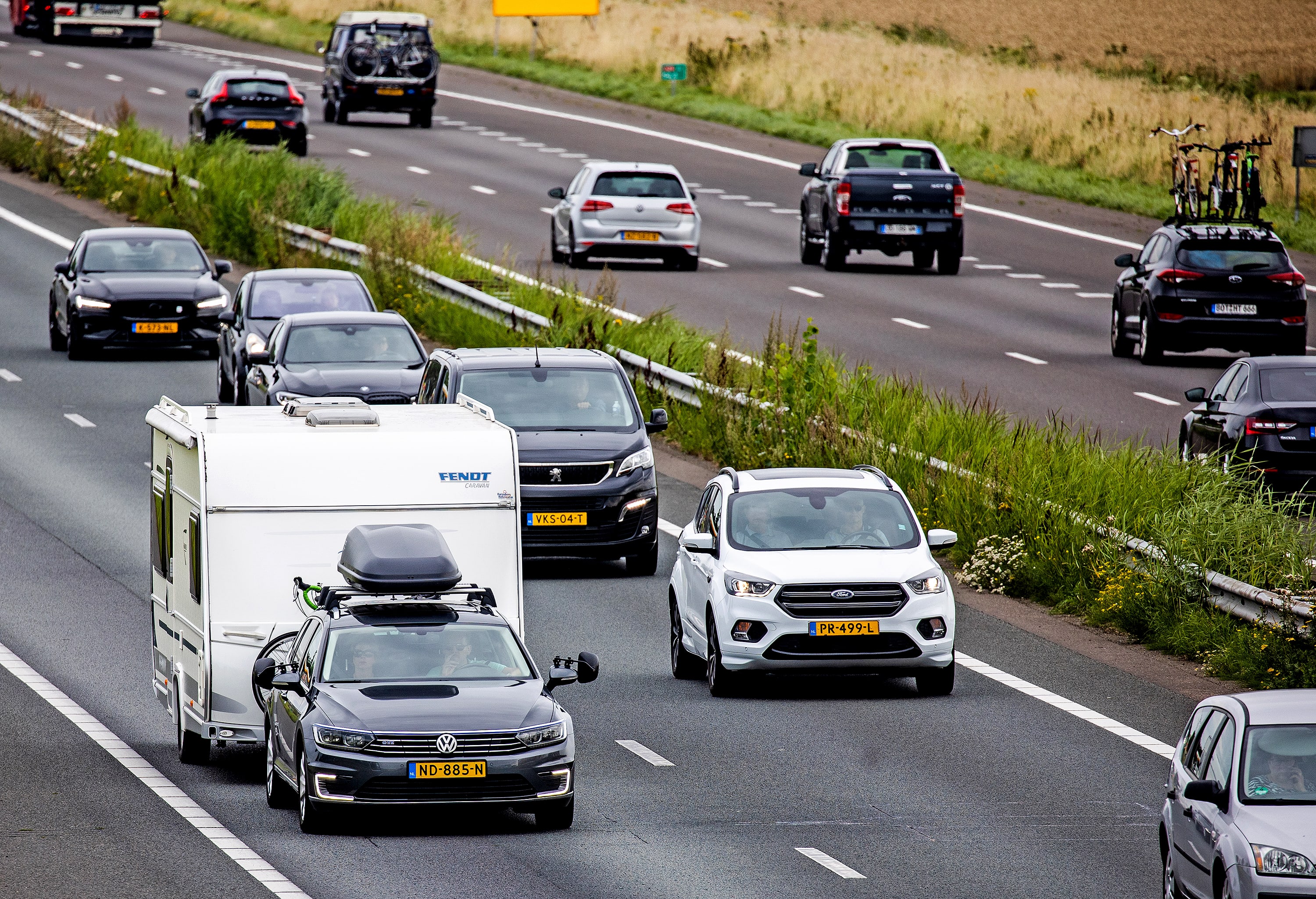 Vakantieverkeer en ongelukken zorgen voor files: 'Zon & vrije dag = file'