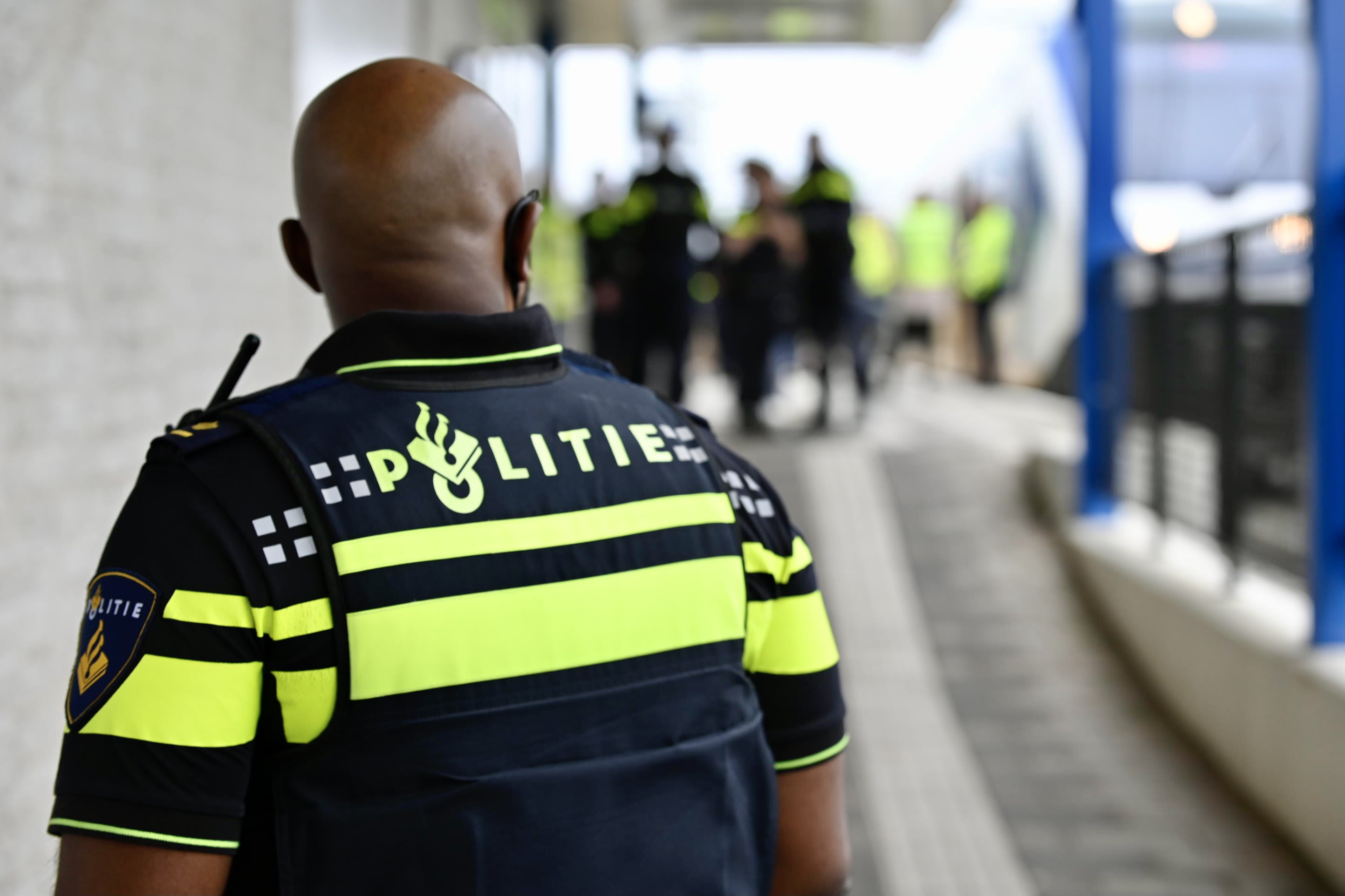Agressieve treinreiziger slaat met hakmes om zich heen in trein naar Amsterdam