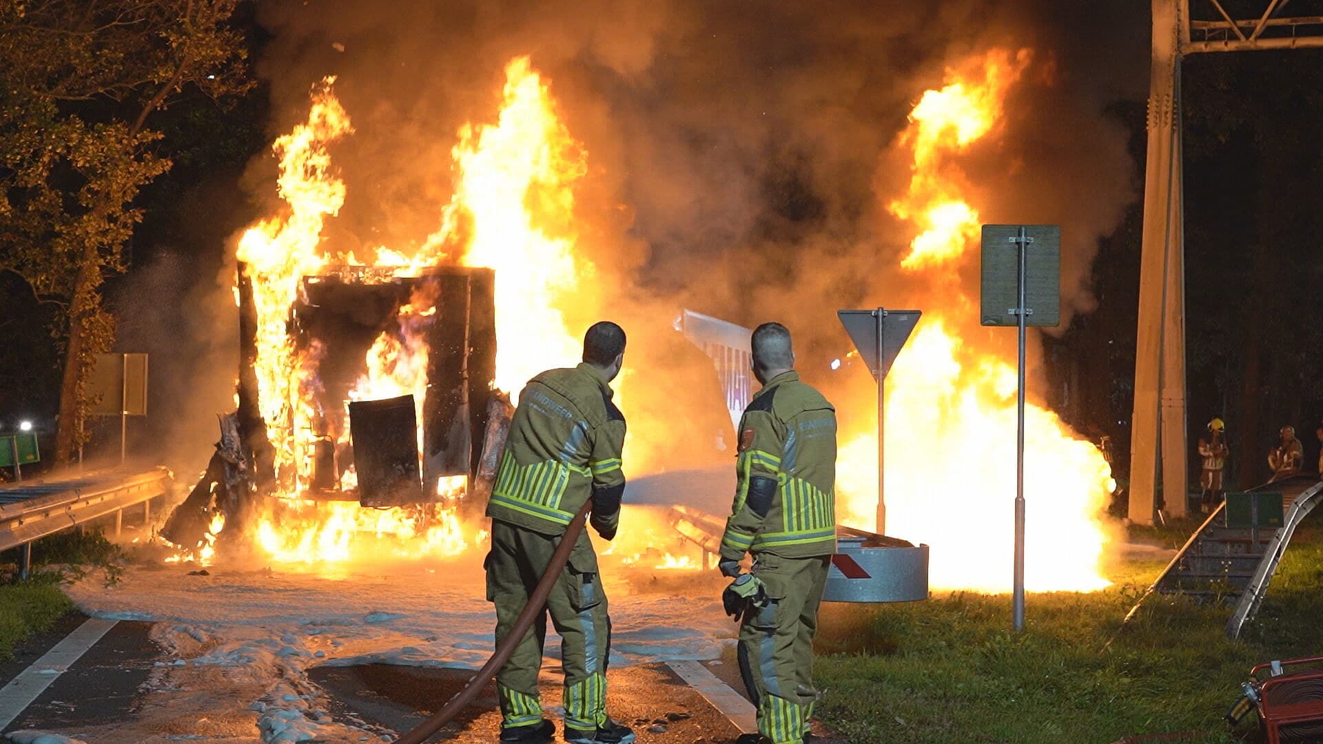 Vrachtwagen met frituurvet op A27 al uren in brand