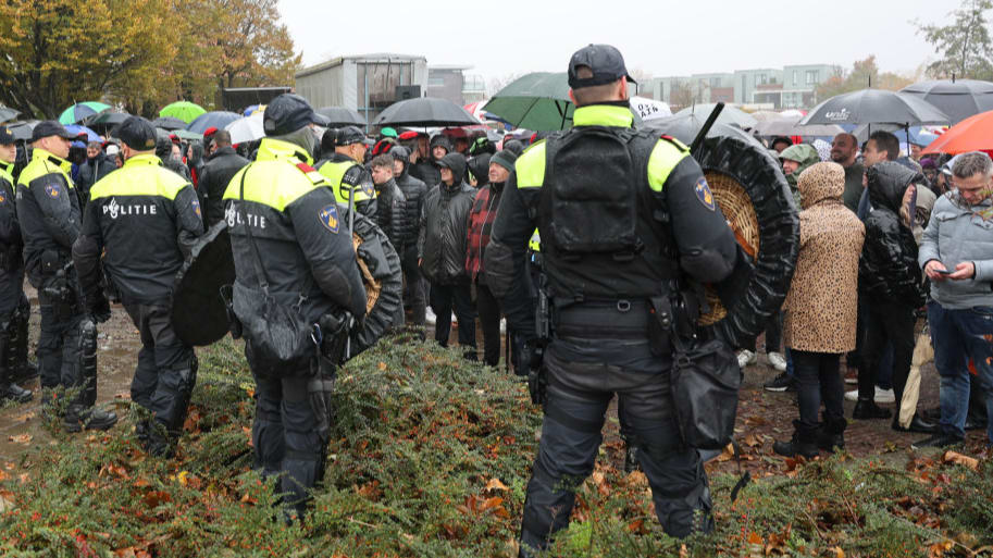 Politie grijpt in bij protest tegen KOZP in De Lier na gooien eieren en vuurwerk