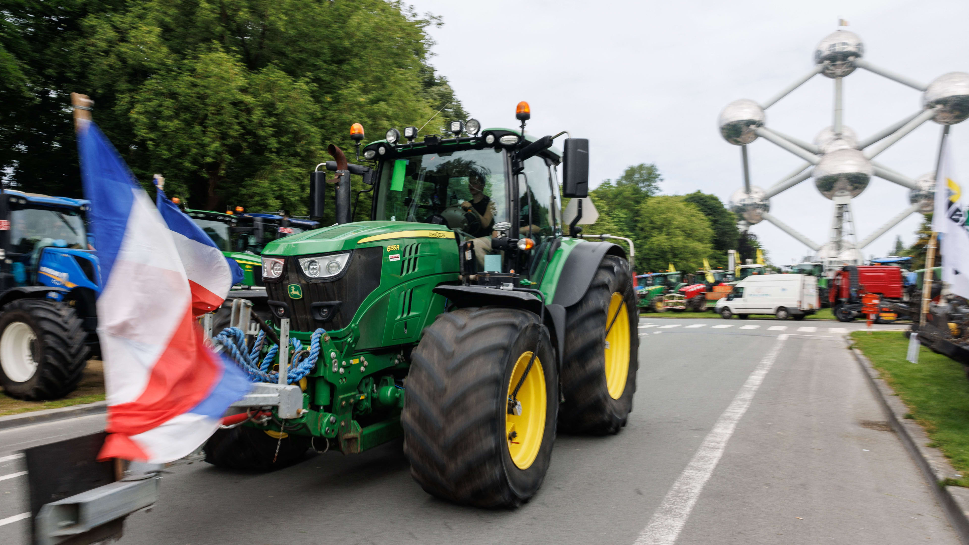 Nederlandse boeren trekken terug naar huis na protest in Brussel