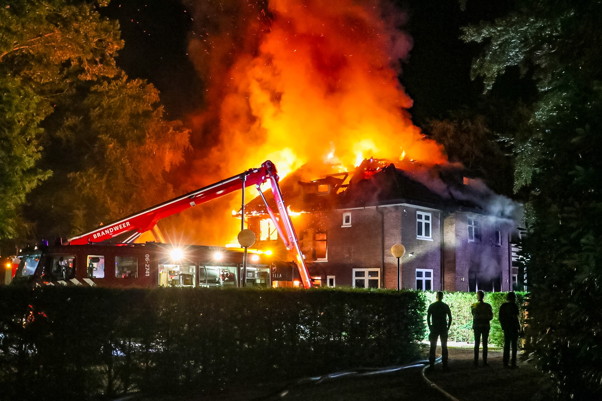 Grote brand legt seksclub Beekbergen in de as, vermoedens van brandstichting