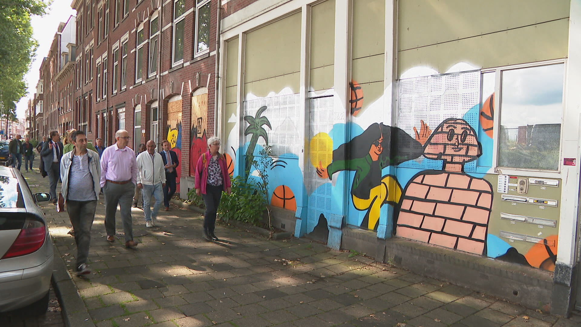 Aboutaleb na twee jaar eindelijk op bezoek bij de Rotterdamse Tweebosbuurt