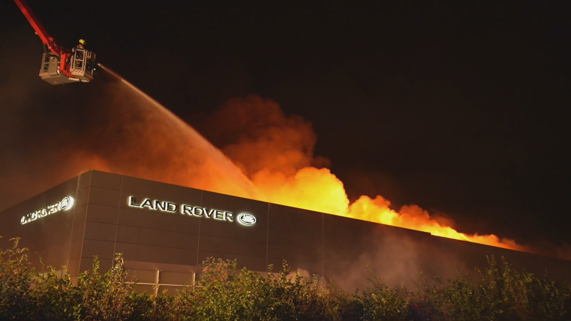 Grote brand in pand met peperdure auto's in Oosterhout, rook trekt over A15