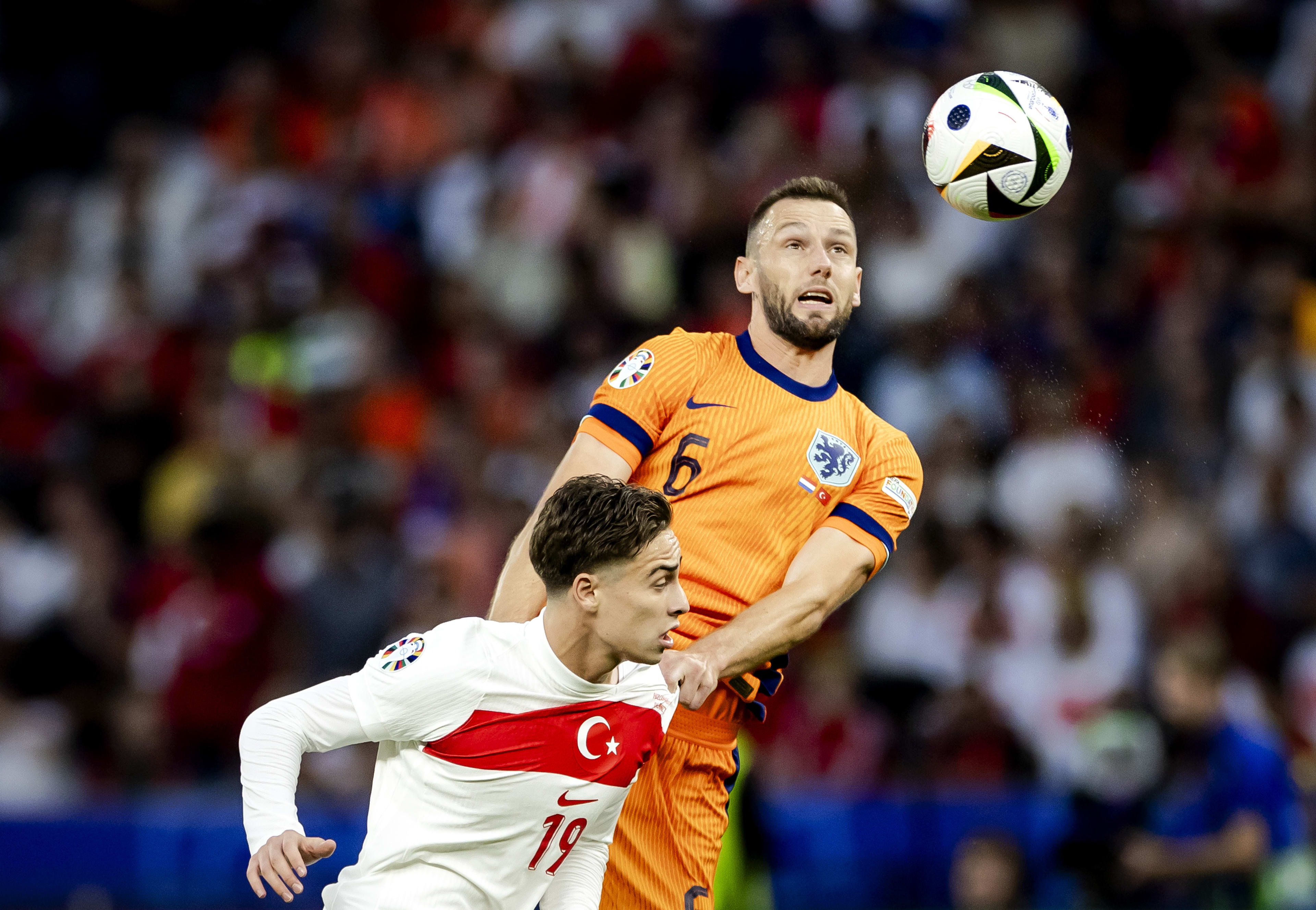 Stefan de Vrij kopt Nederland in de 70e minuut naar een gelijkspel