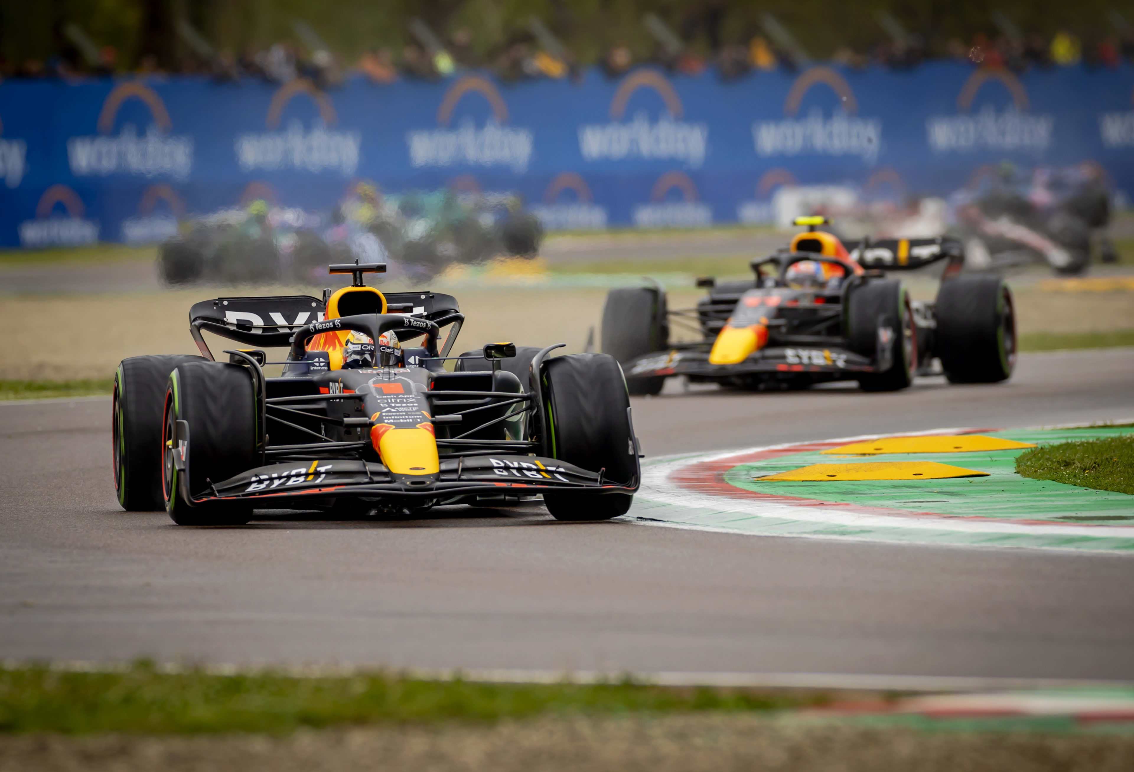 Dominante Max Verstappen wint in Imola en loopt in op Leclerc