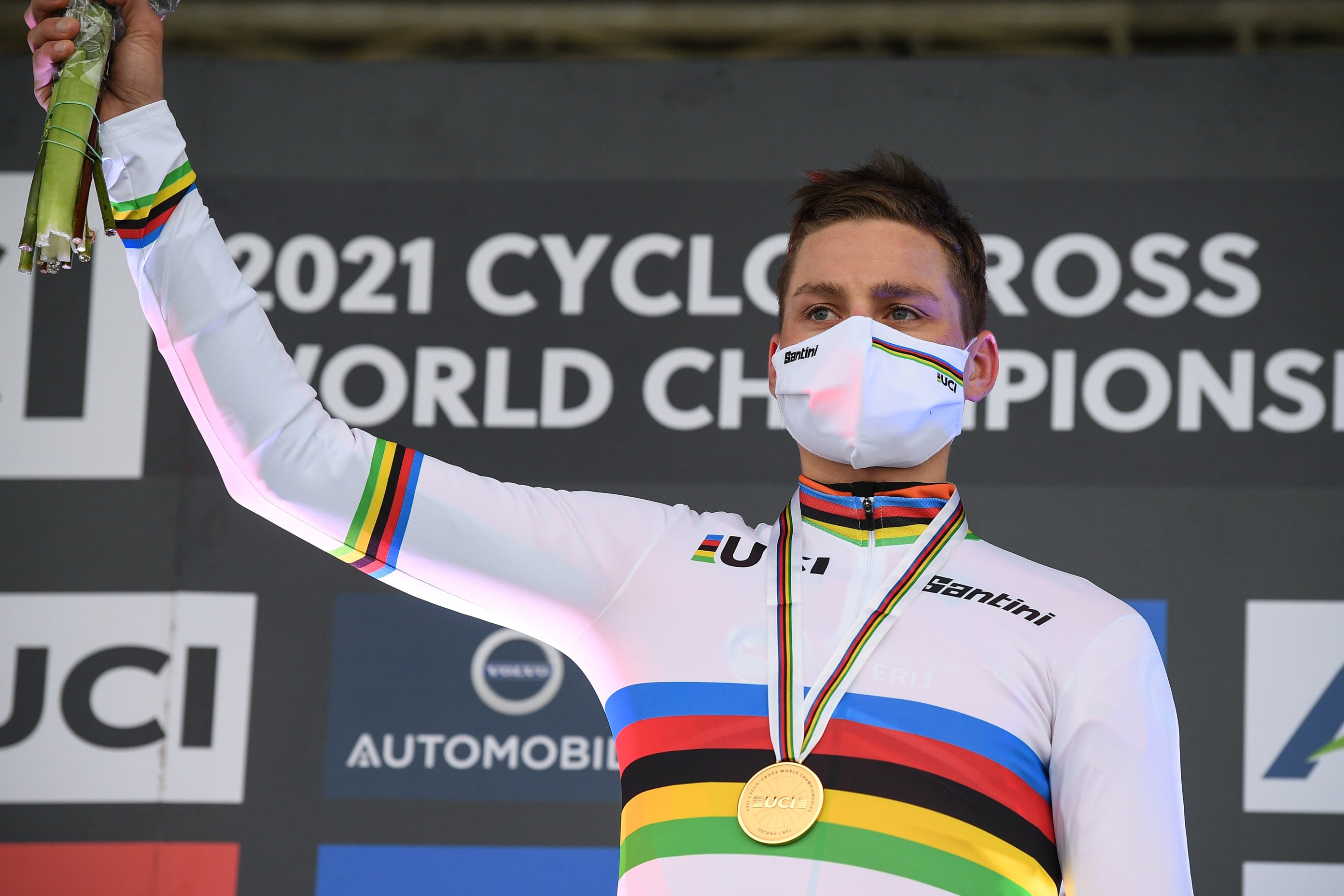 Van der Poel klopt Van Aert en pakt vierde wereldtitel veldrijden