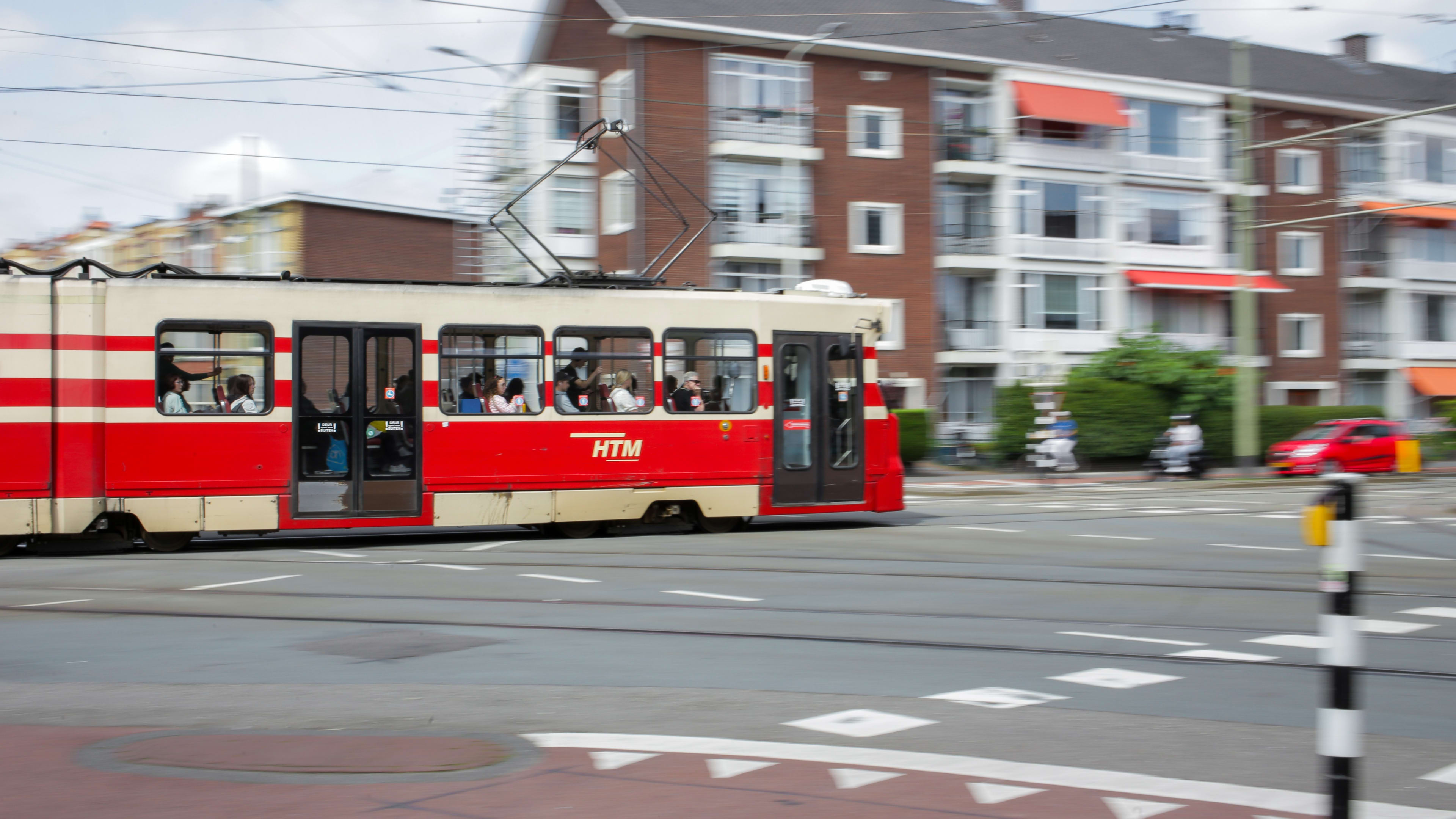 Jongen om nagellak uitgescholden in tram, medepassagier Bart greep in