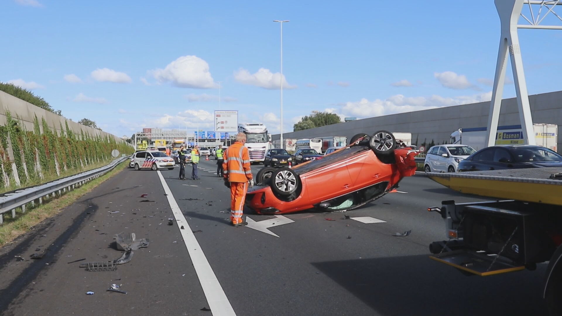 Automobilisten filmen zwaar ongeval A20, politie schrijft meerdere boetes uit