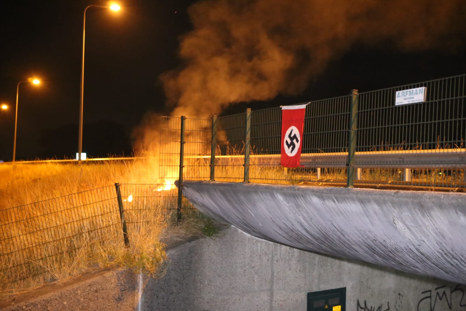 Vlag met hakenkruis boven de A1 en meerdere branden gesticht langs A15