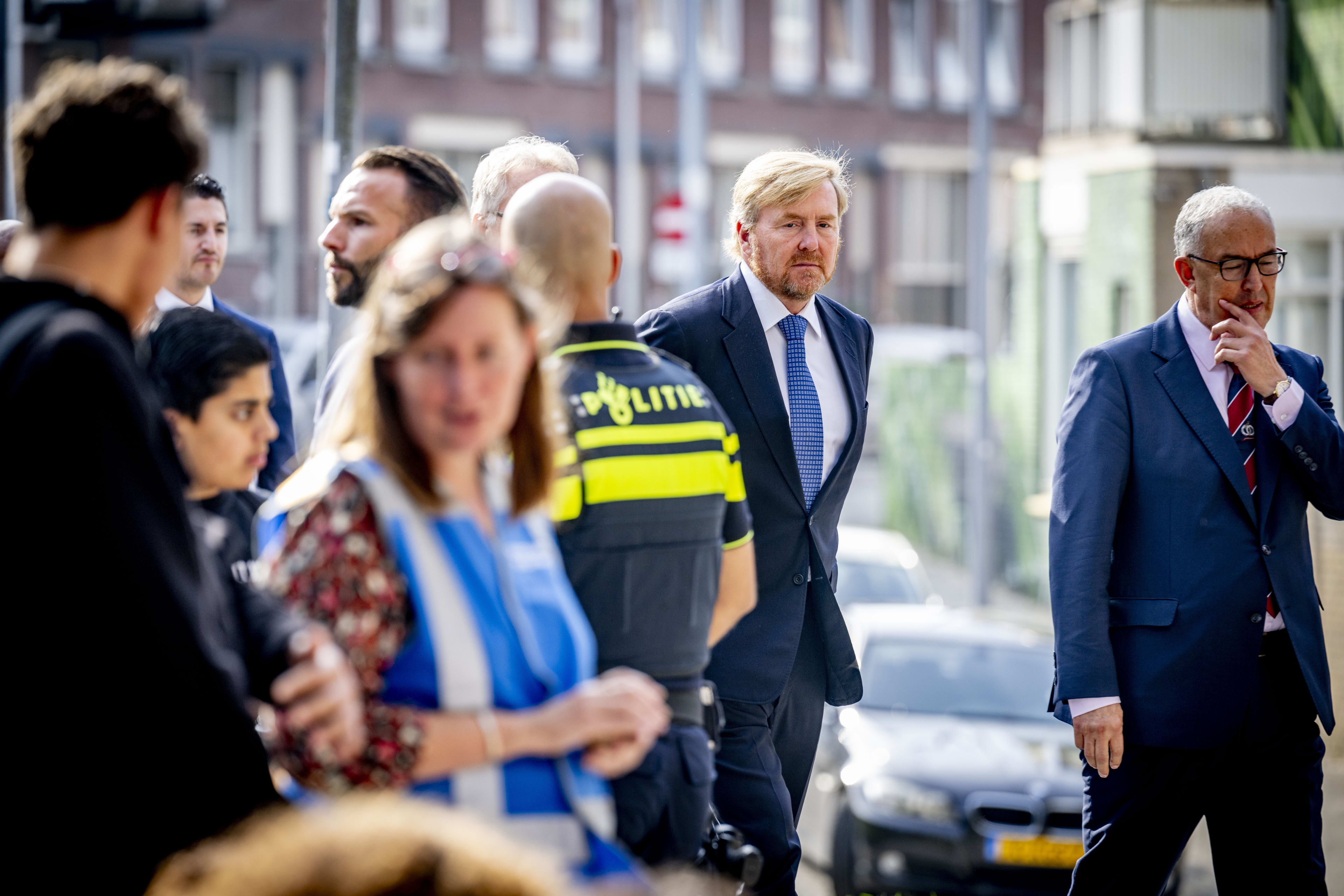 Koning Willem-Alexander bezoekt wijk schietdrama Rotterdam