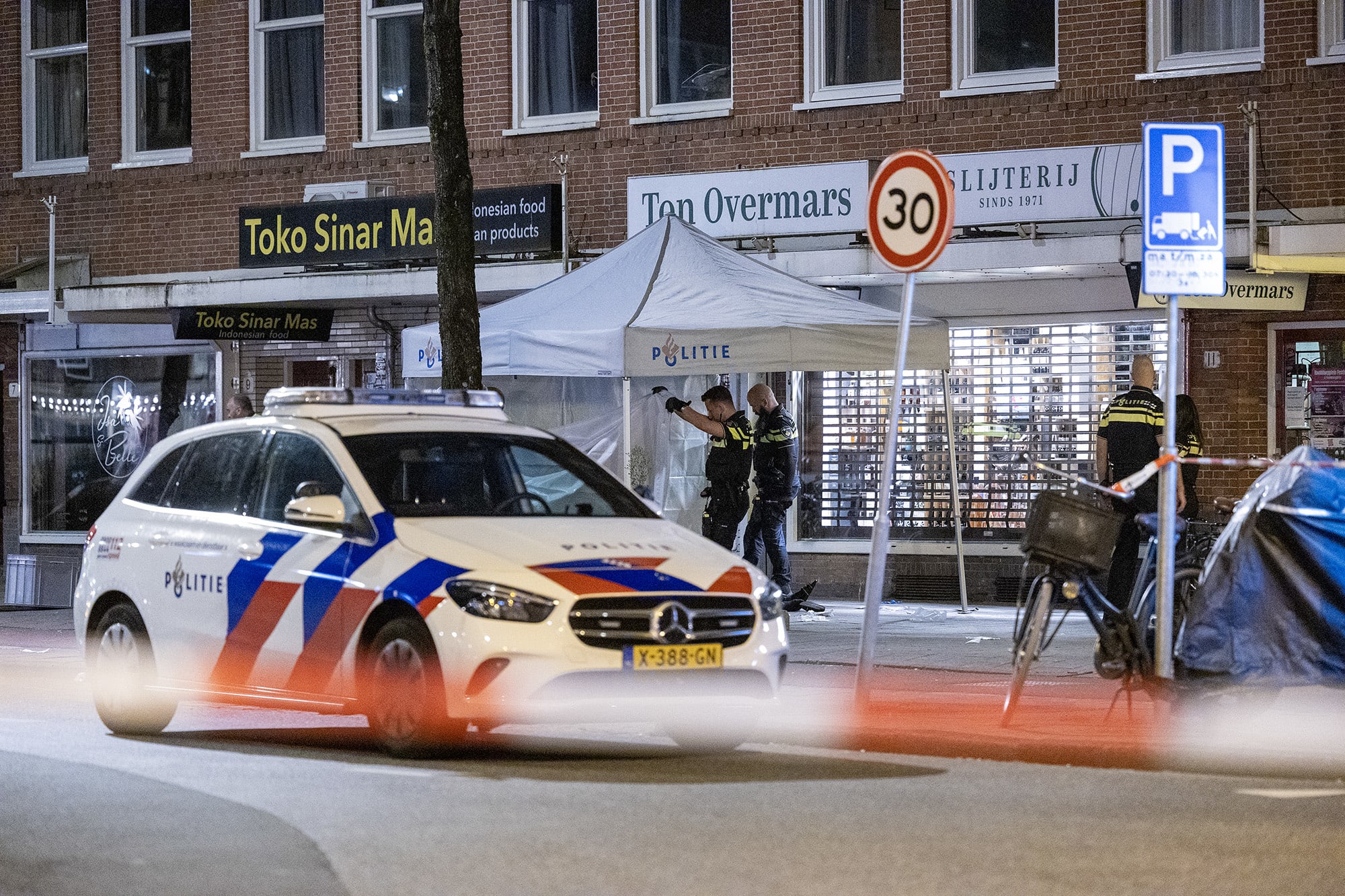 Man doodgestoken op straat in Amsterdam, verdachte aangehouden