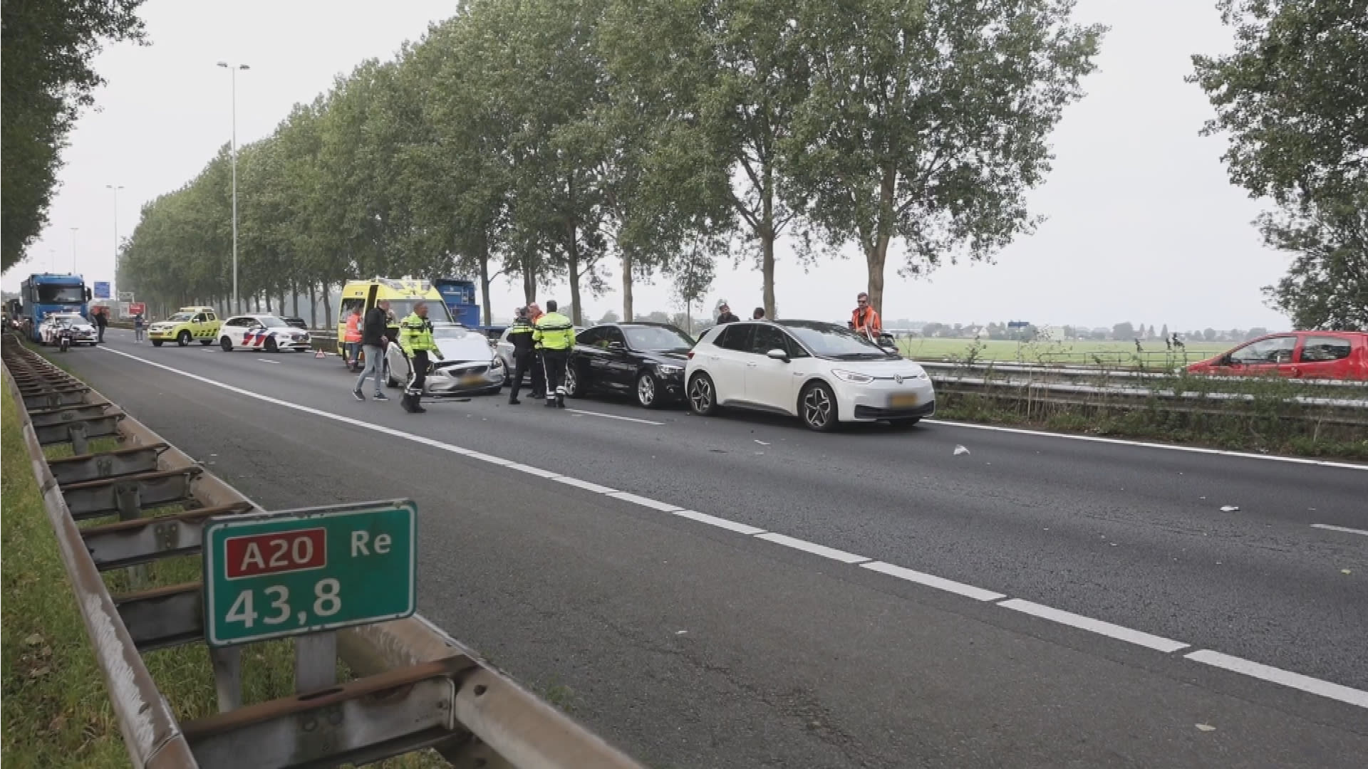 Vier auto's en vrachtwagen botsen op de A20 richting Gouda