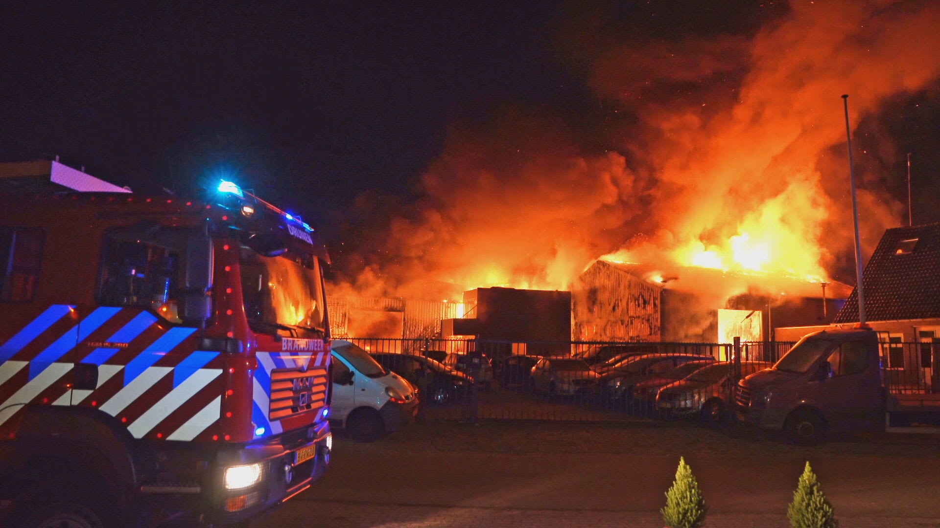 Grote brand bij autobedrijf in Brabantse Drunen legt loodsen in de as