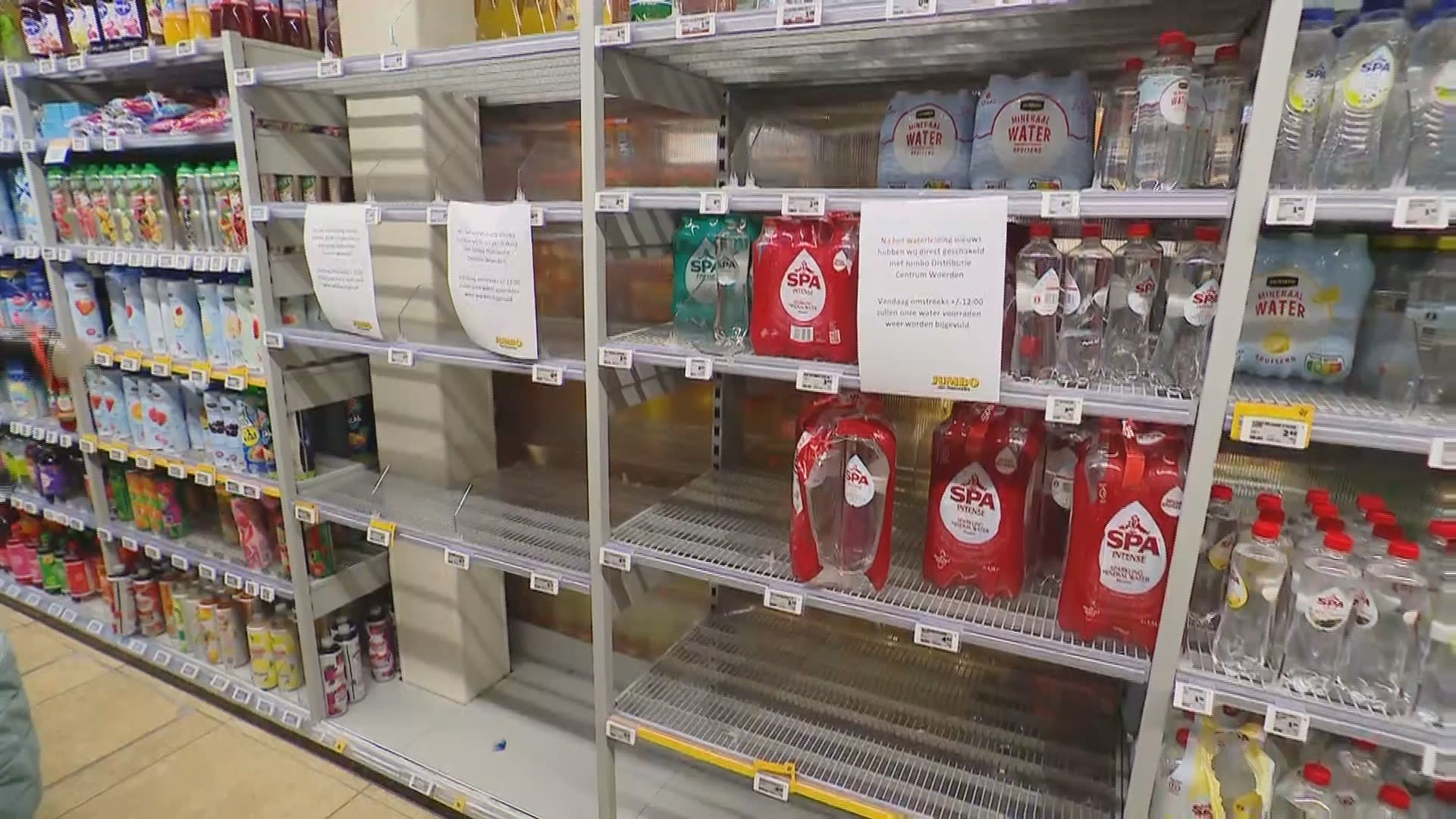 Run op waterflesjes in Zevenaarse supermarkten vanwege bacterie, Jumbo door voorraad heen