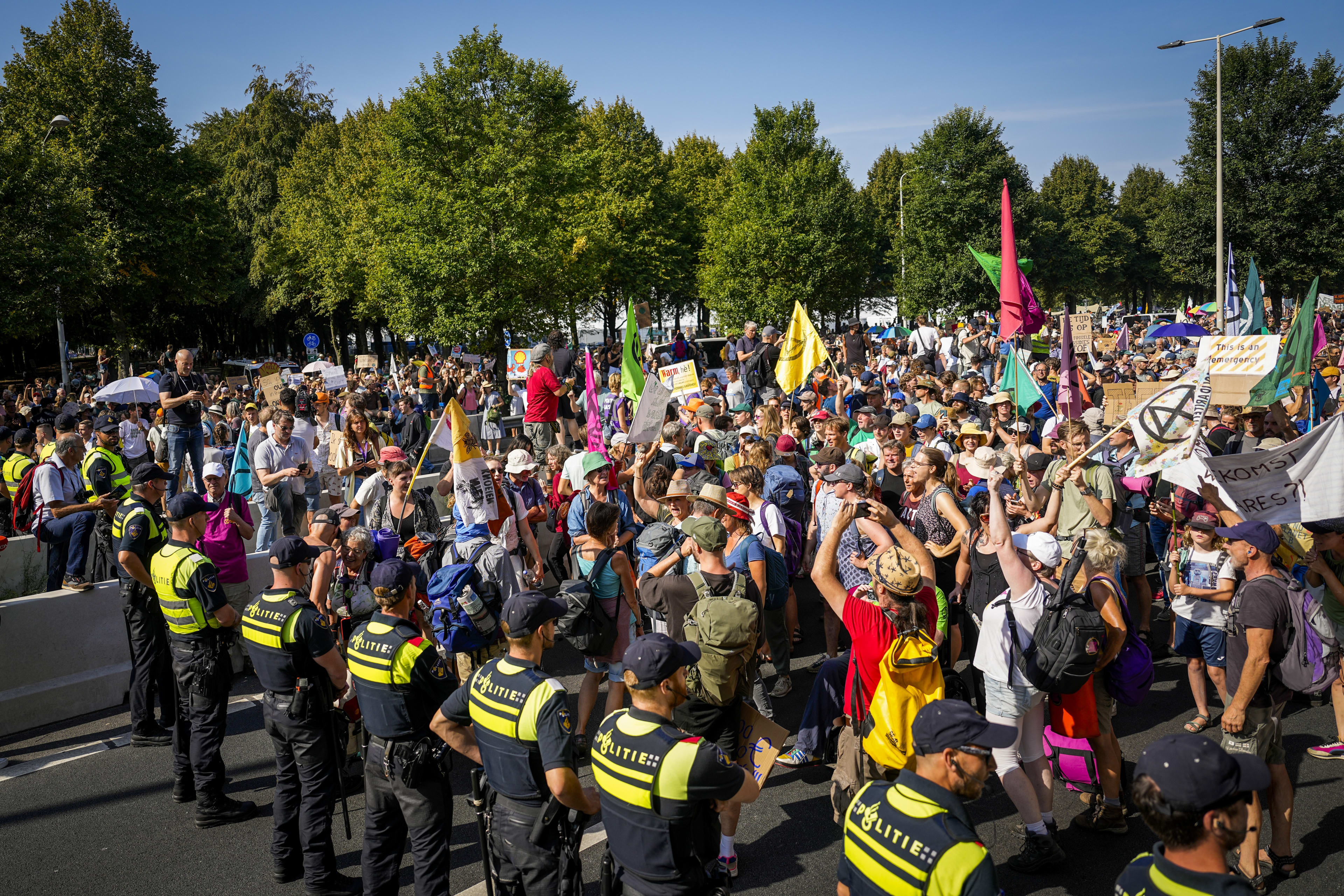 Duizenden klimaatactivisten lopen A12 weer op voor blokkade, politie houdt ze tegen