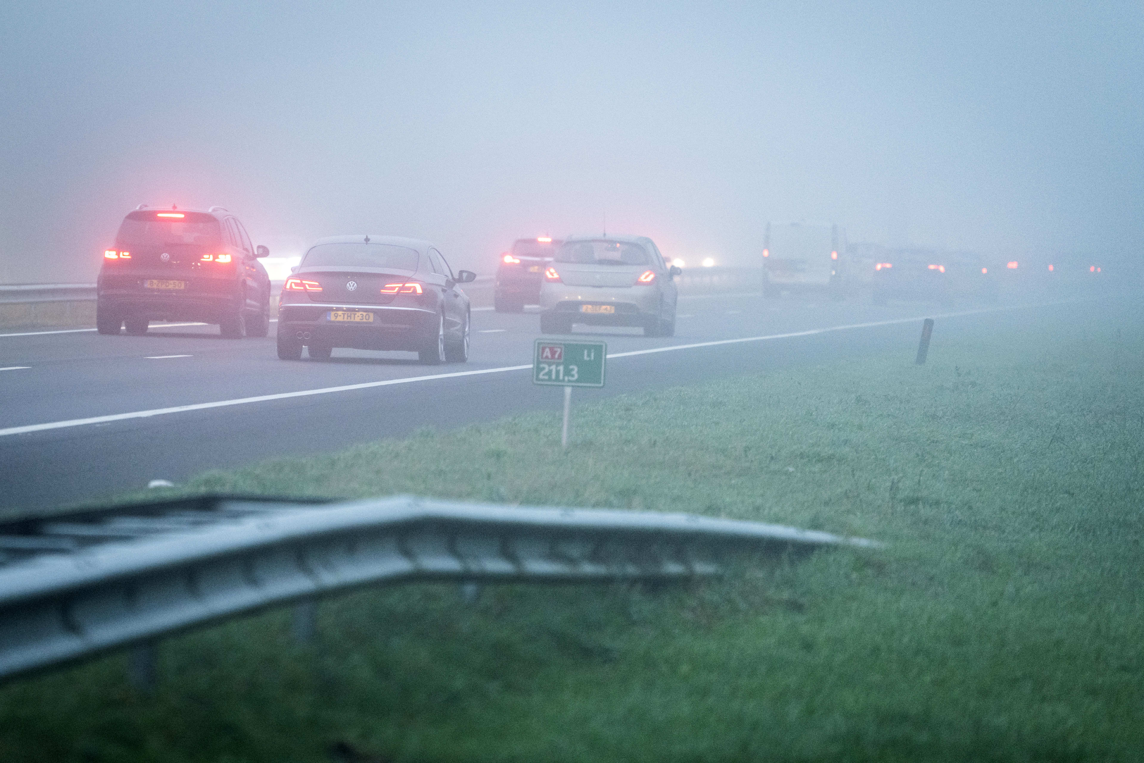 KNMI waarschuwt: het is gevaarlijk op de weg door dichte mist