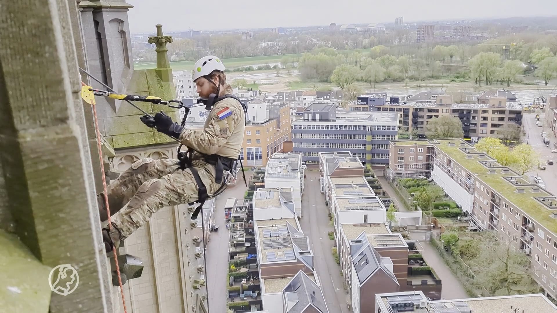 Militairen abseilen van kerk Arnhem: 'Werkelijkheid zo goed mogelijk benaderen'