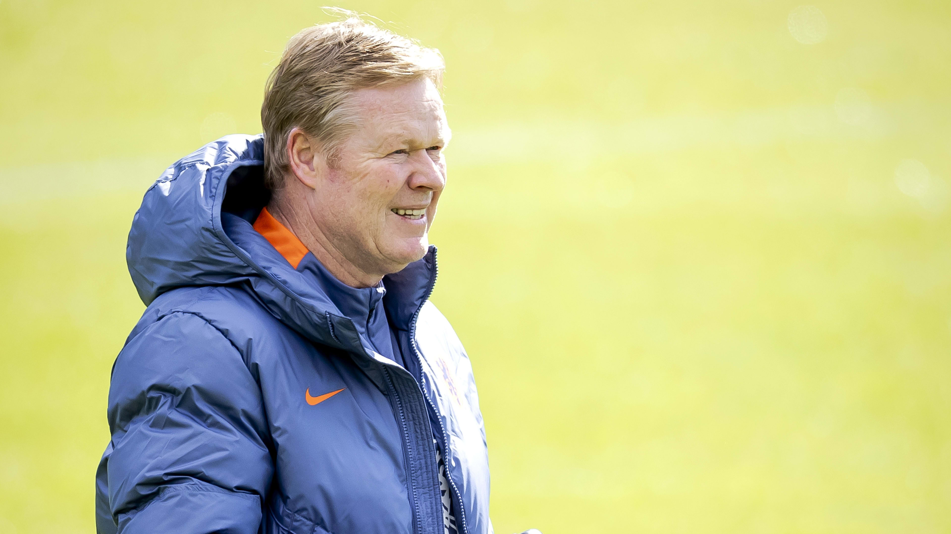 ZIEN: Spelers Oranje zingen jarige Ronald Koeman luidkeels toe