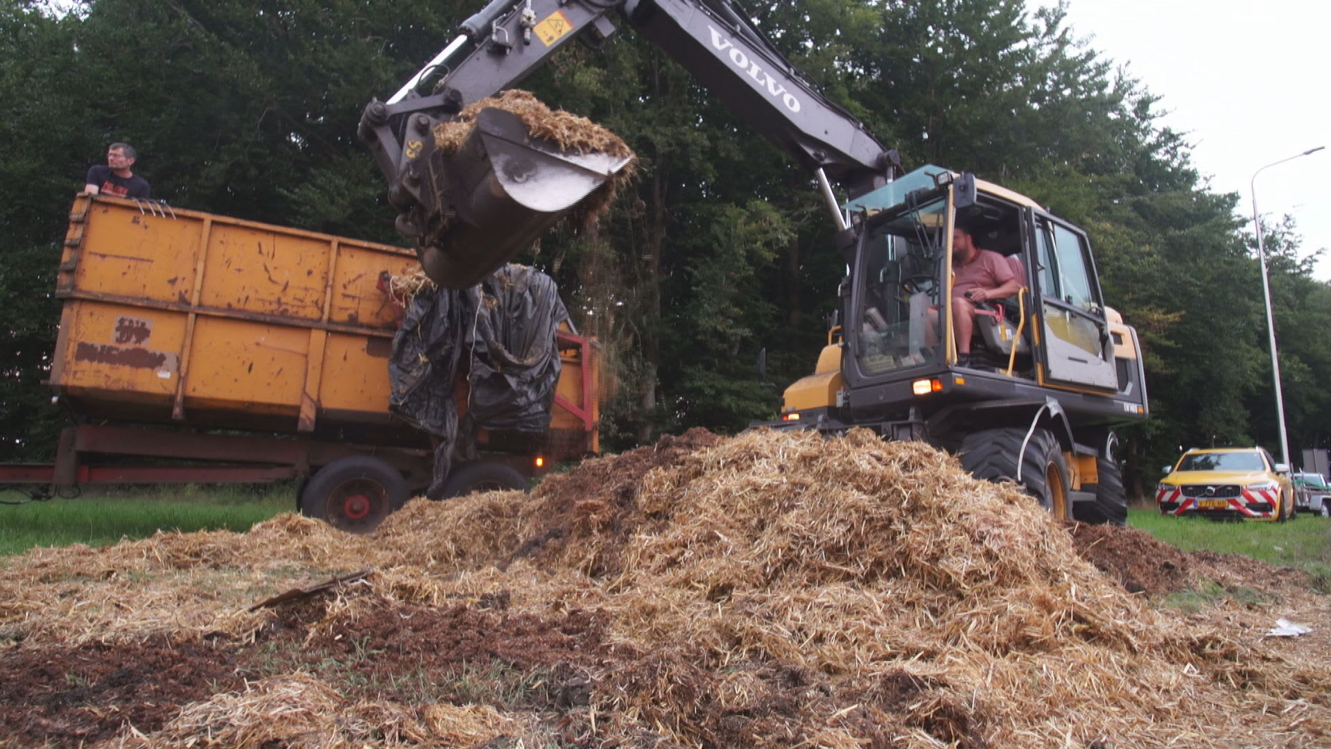 Boeren willen opgepakte boer helpen, ruimen gedumpt afval op